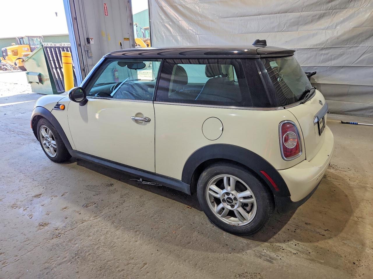 2013 Mini Cooper White vin: WMWSU3C55DT680016