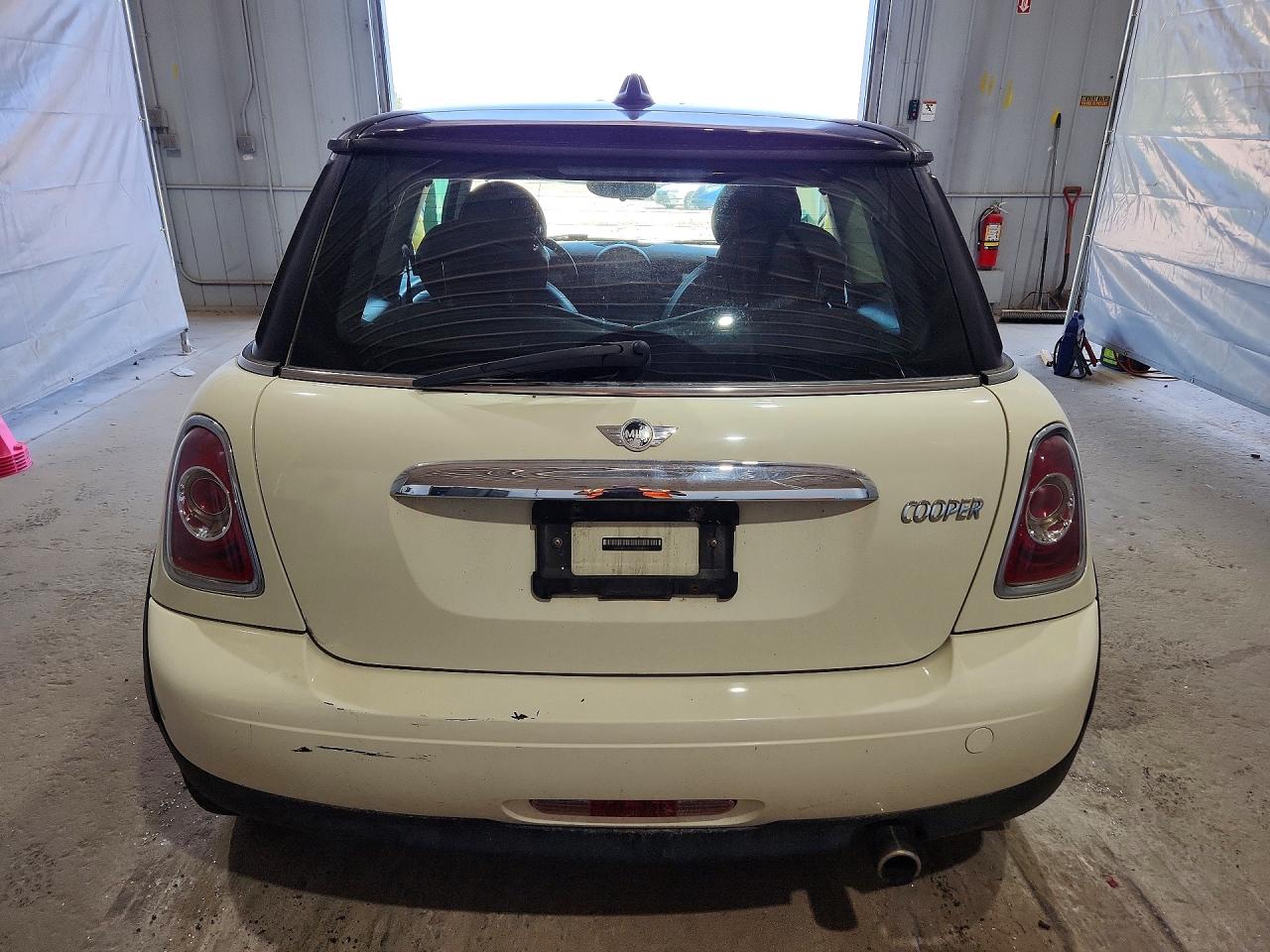 2013 Mini Cooper White vin: WMWSU3C55DT680016