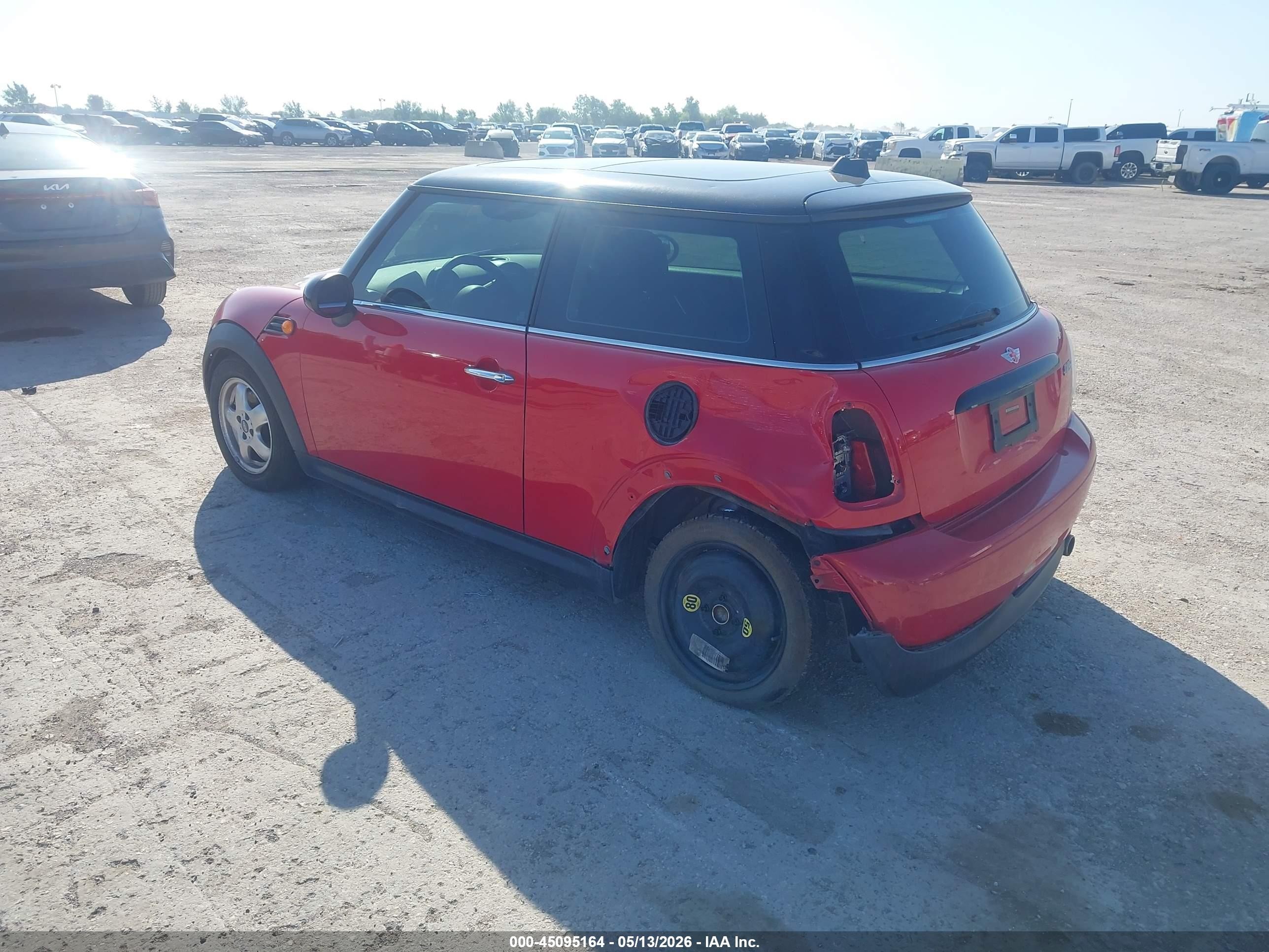 2011 Mini Cooper   Red vin: WMWSU3C56BT251044