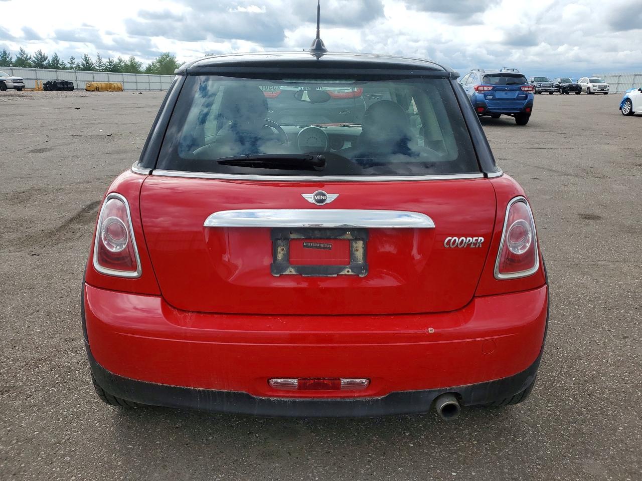 2013 Mini Cooper Red vin: WMWSU3C56DT545739