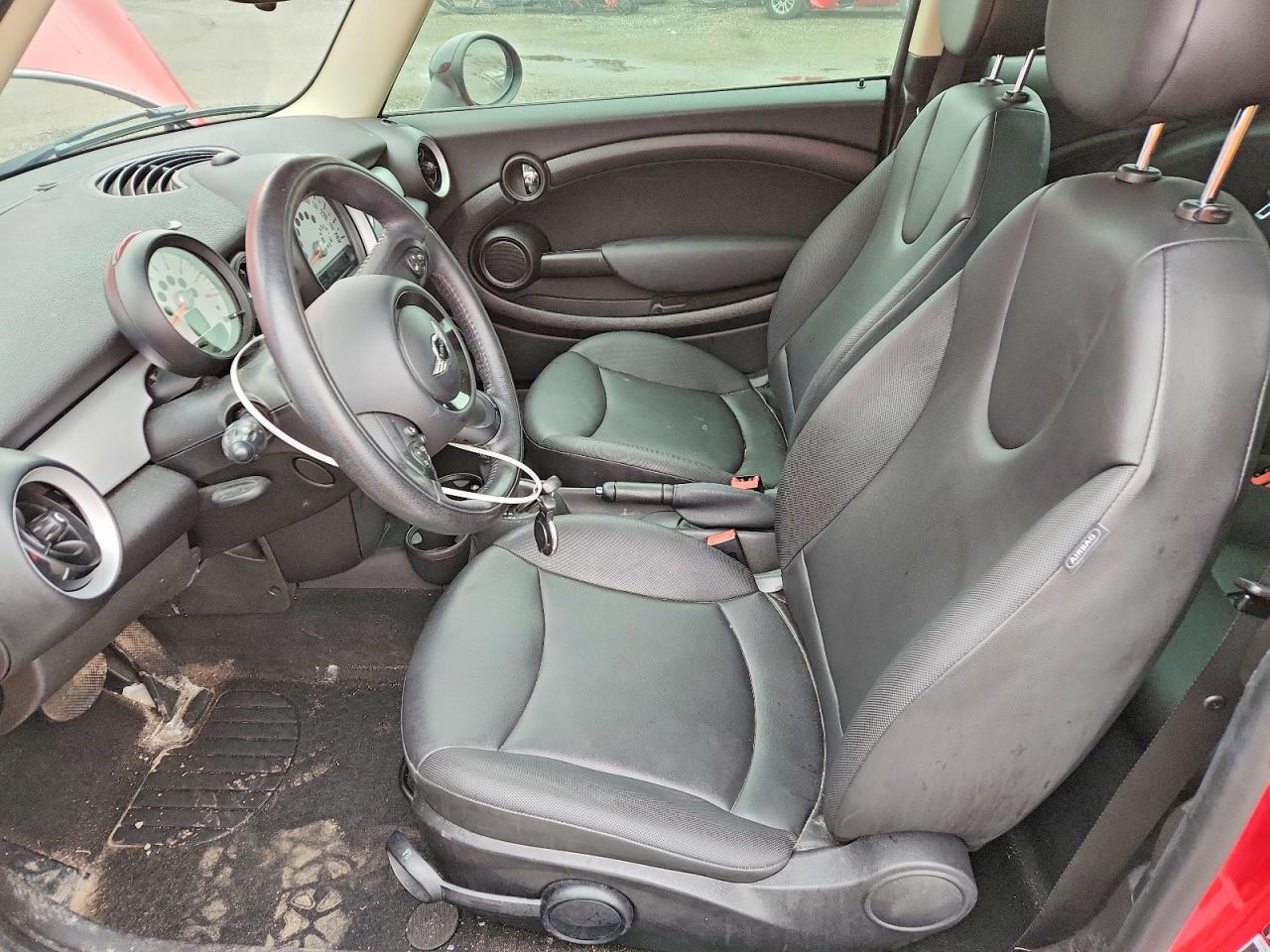 2013 Mini Cooper Red vin: WMWSU3C56DT548012