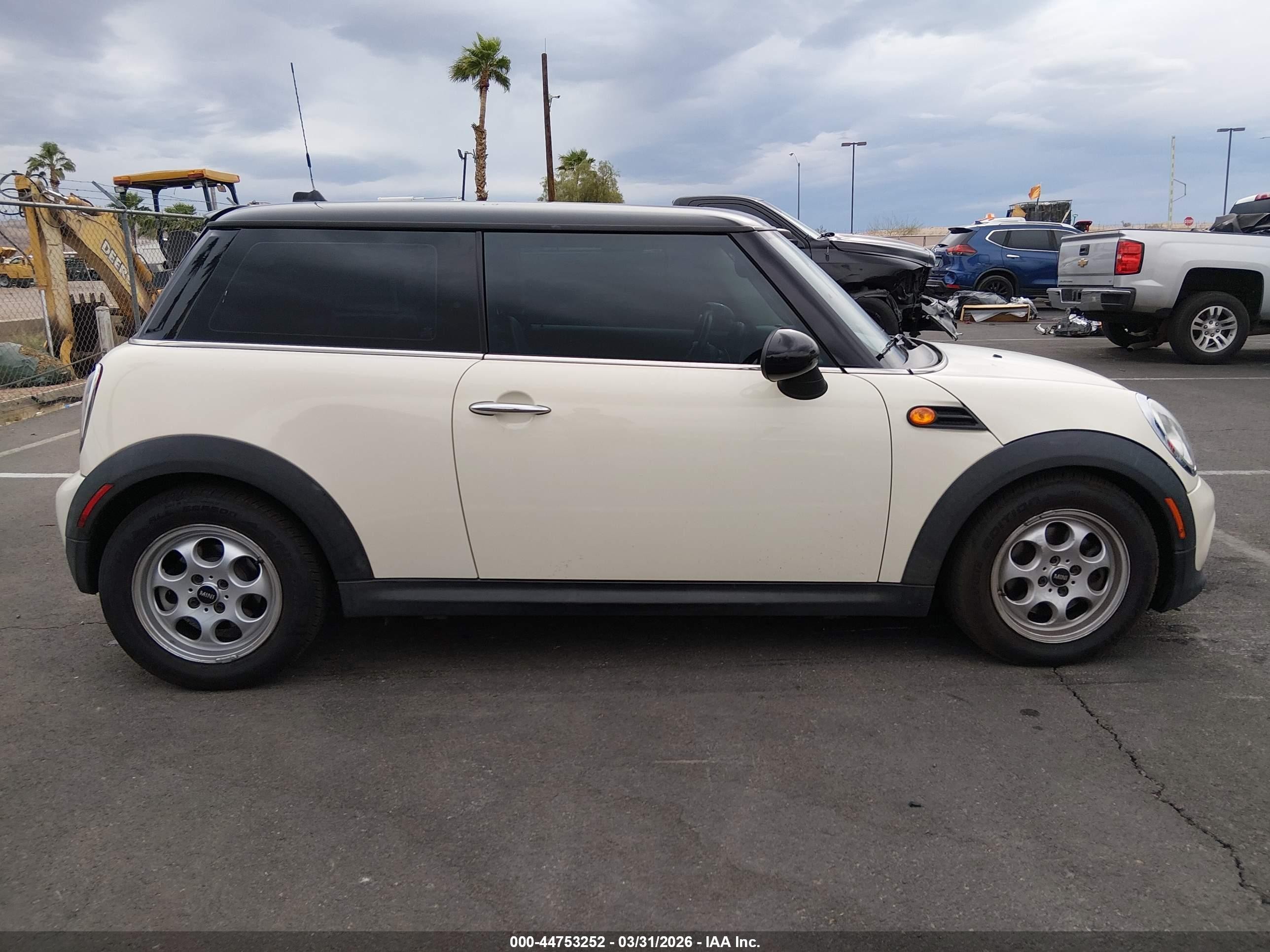 2013 Mini Hardtop Cooper Белый vin: WMWSU3C56DT548303