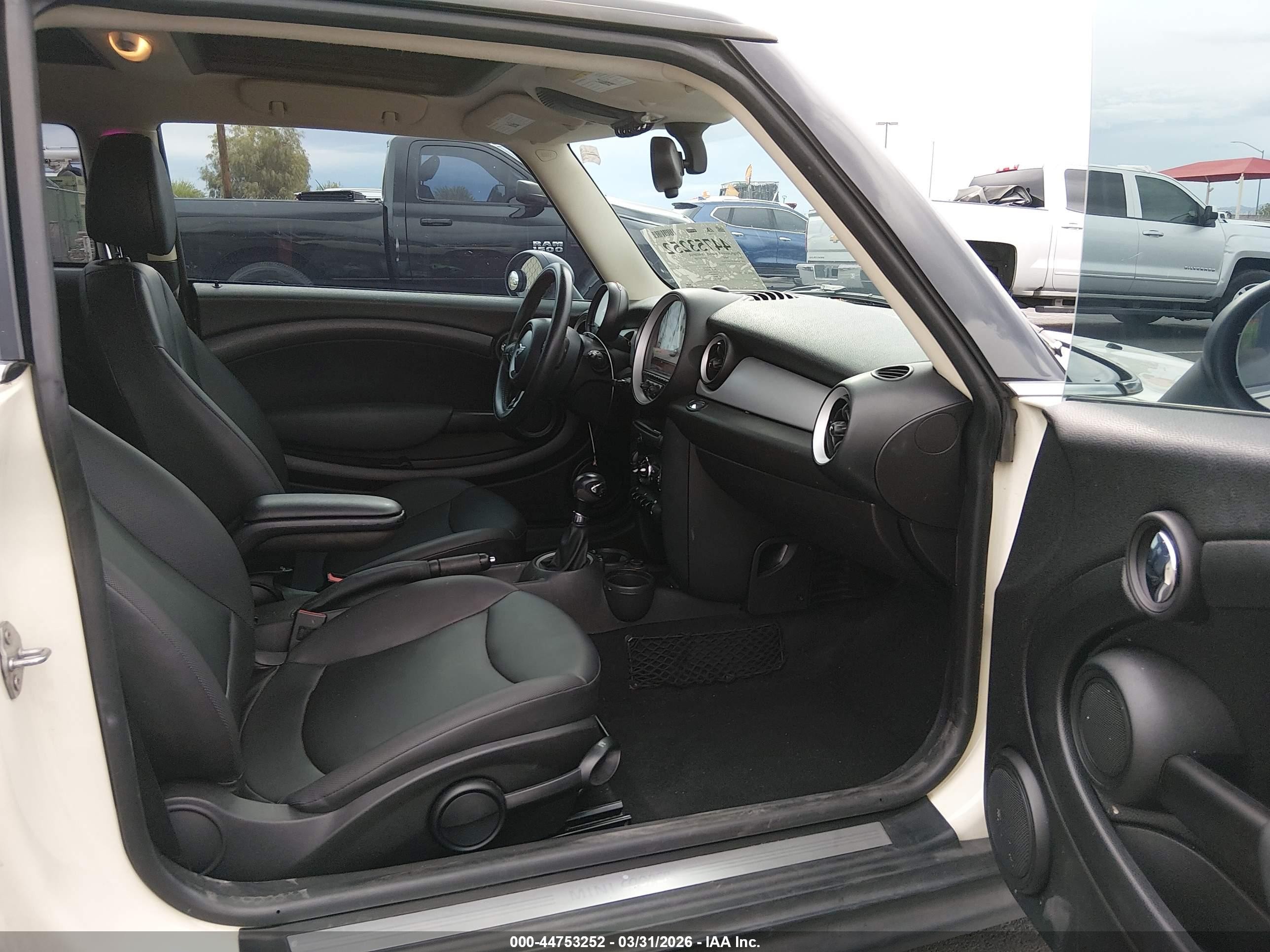 2013 Mini Hardtop Cooper Белый vin: WMWSU3C56DT548303