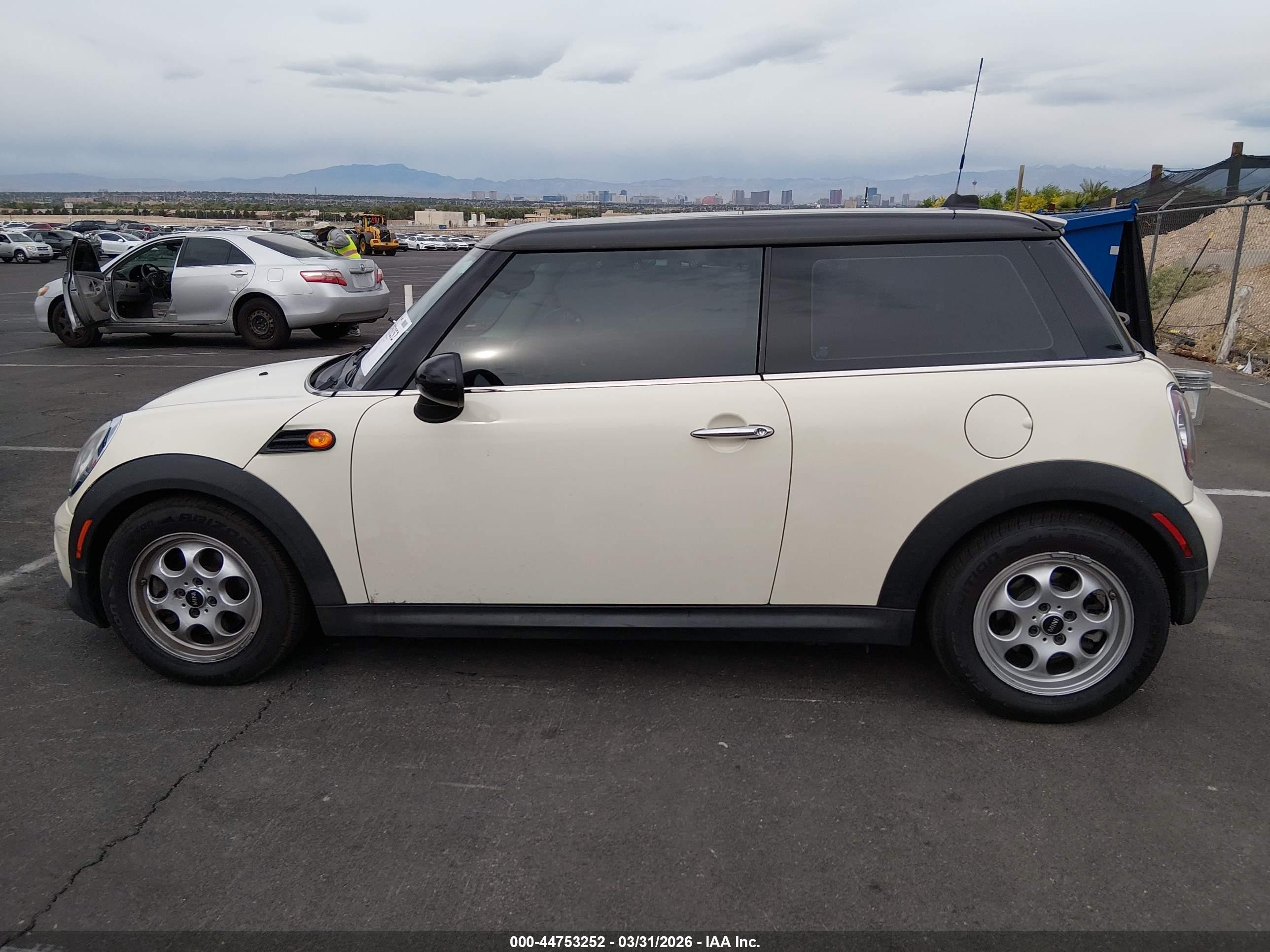 2013 Mini Hardtop Cooper Белый vin: WMWSU3C56DT548303