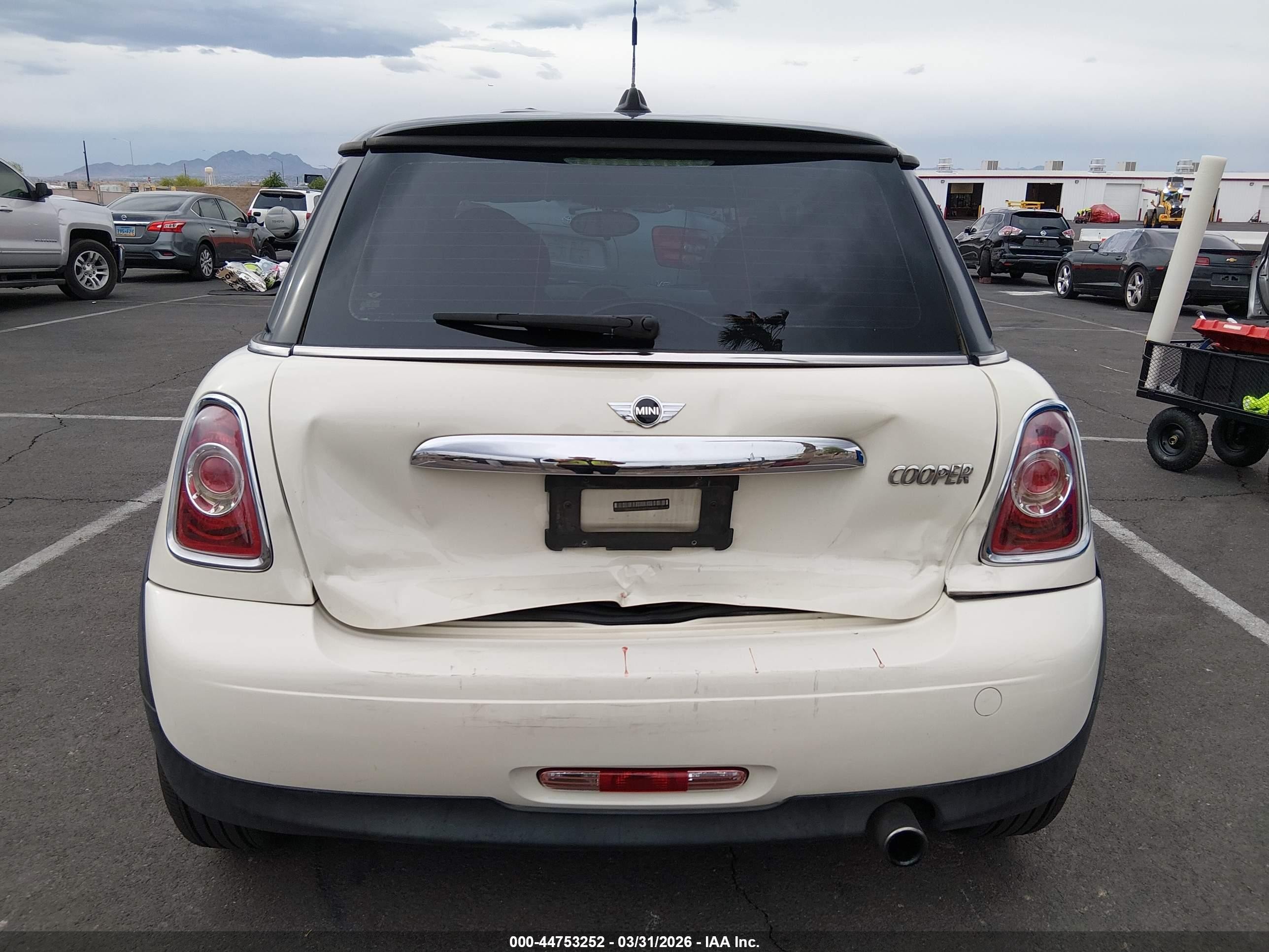 2013 Mini Hardtop Cooper Белый vin: WMWSU3C56DT548303