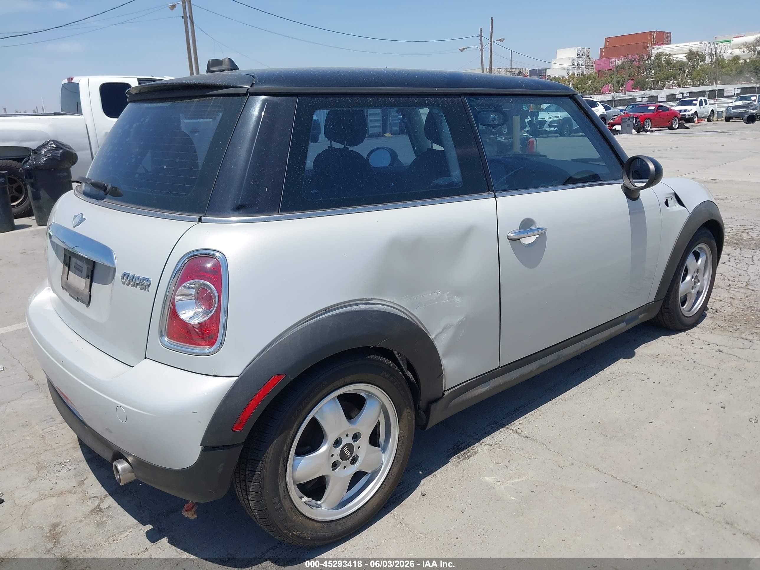 2011 Mini Cooper   White vin: WMWSU3C57BT098190