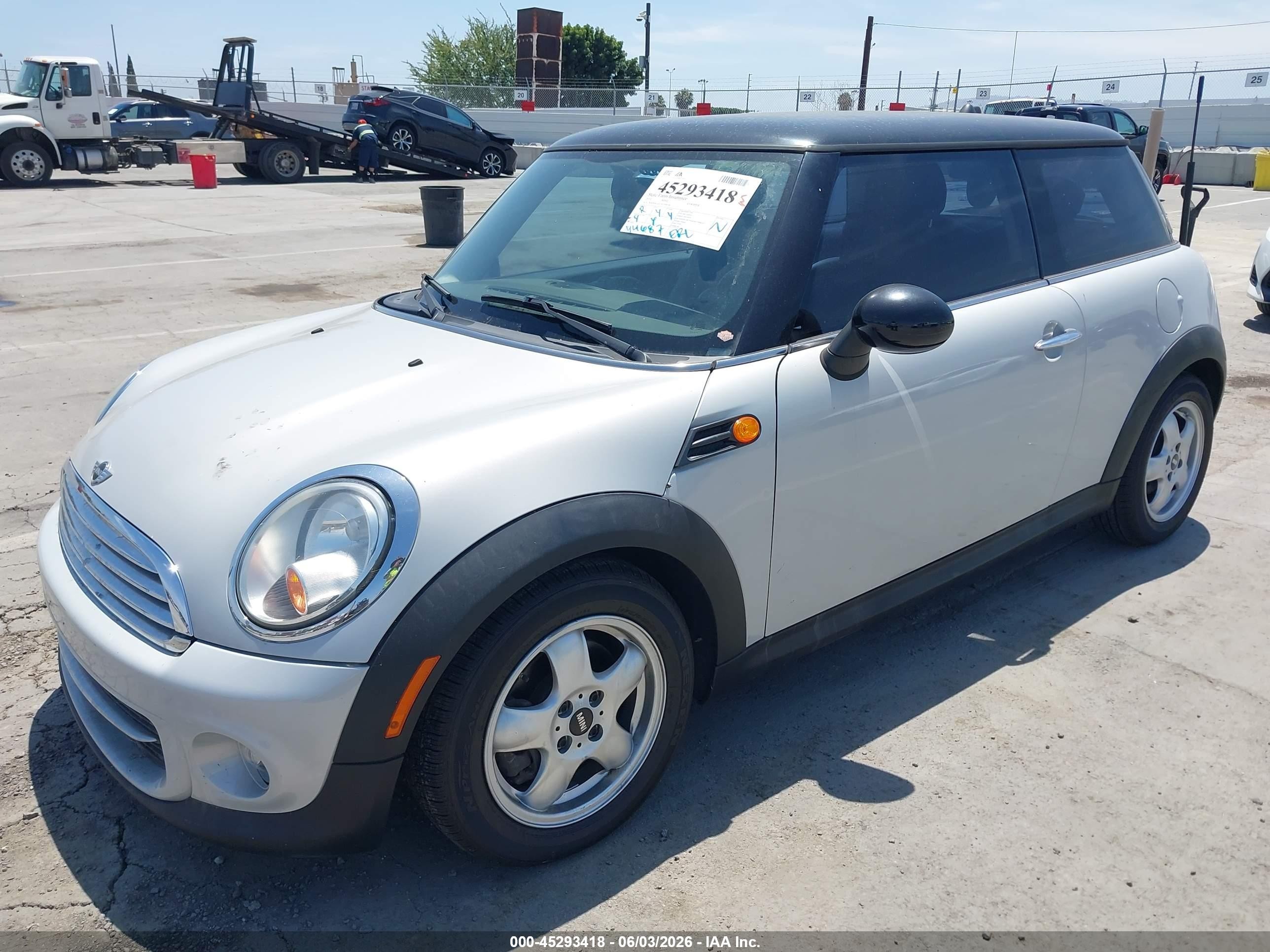 2011 Mini Cooper   White vin: WMWSU3C57BT098190