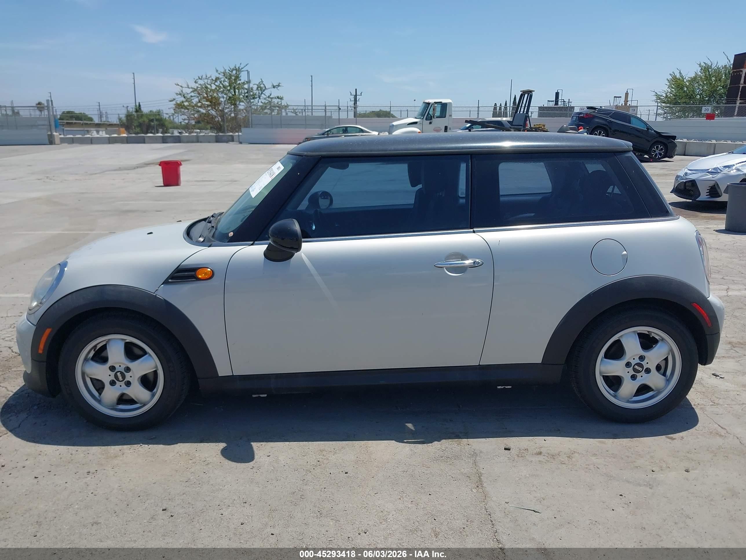 2011 Mini Cooper   White vin: WMWSU3C57BT098190