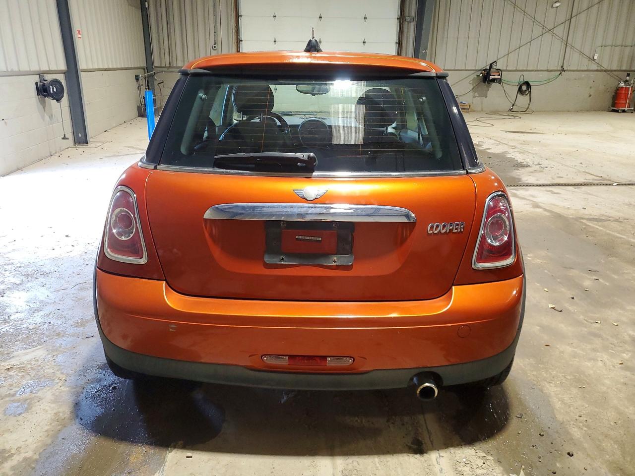 2011 Mini Cooper Orange vin: WMWSU3C57BT251439