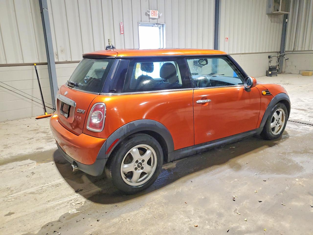 2011 Mini Cooper Orange vin: WMWSU3C57BT251439
