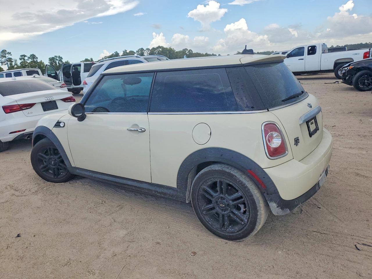 2012 Mini Cooper Beige vin: WMWSU3C57CT186092