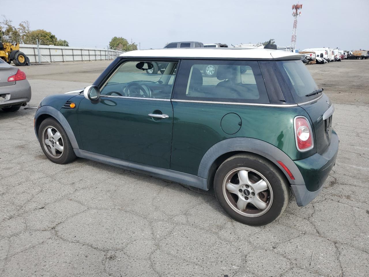 2011 Mini Cooper Зеленый vin: WMWSU3C58BT093192