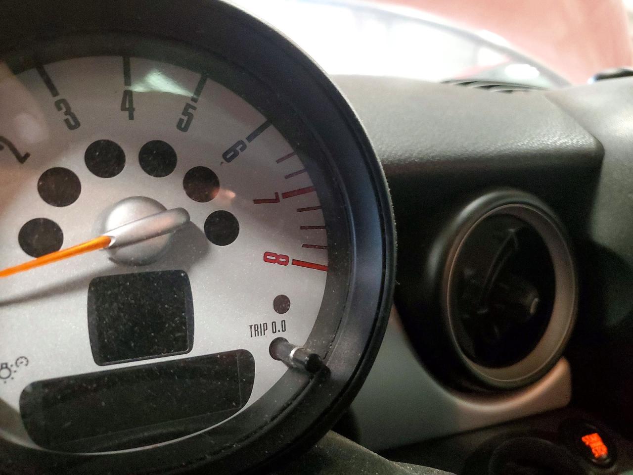 2011 Mini Cooper Red vin: WMWSU3C58BT098537