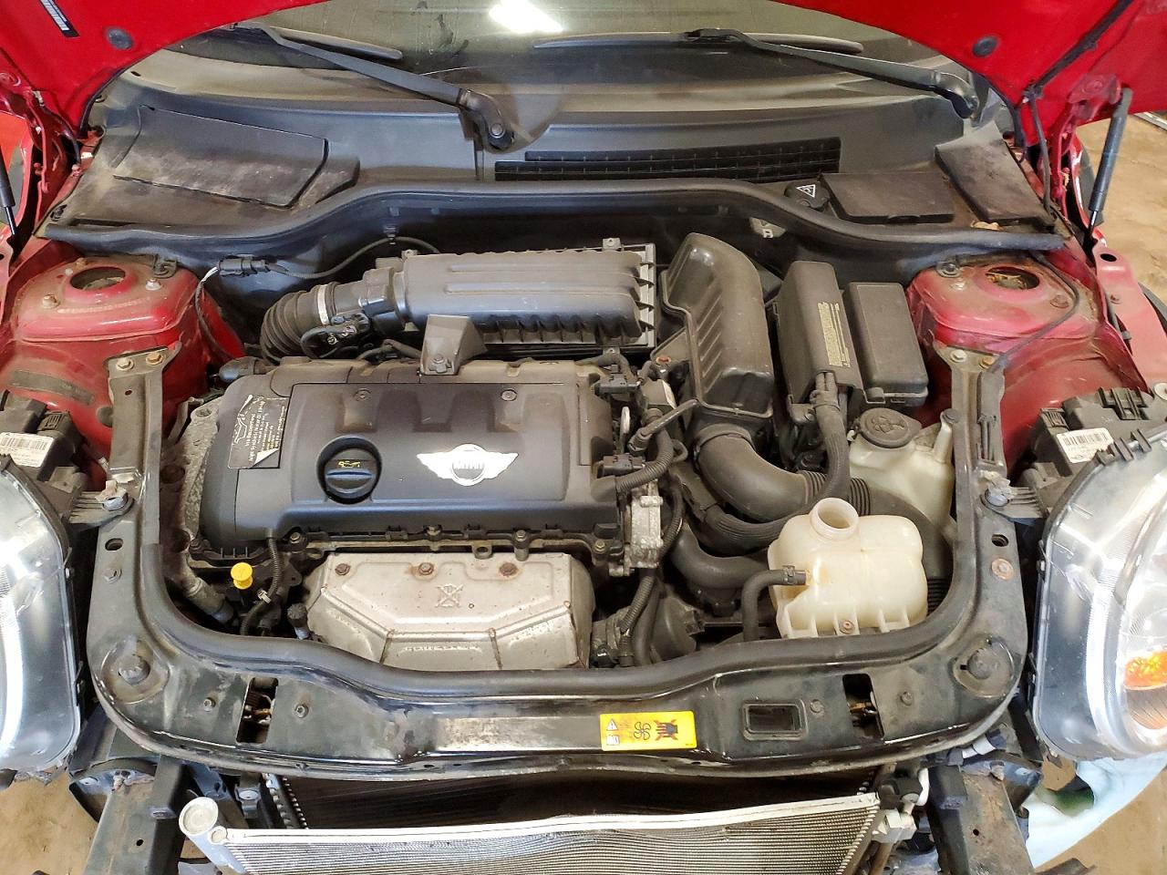 2011 Mini Cooper Red vin: WMWSU3C58BT098537