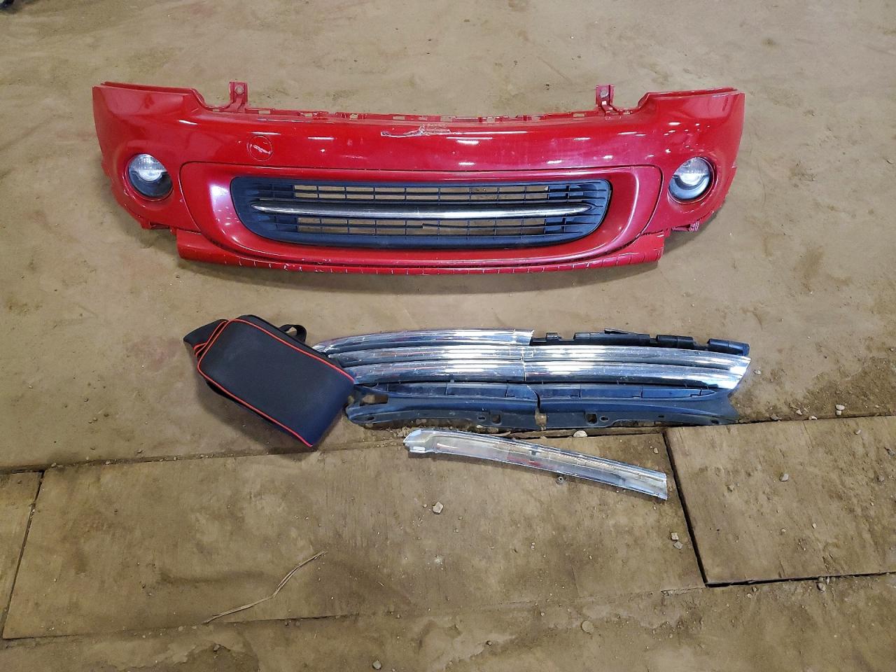 2011 Mini Cooper Red vin: WMWSU3C58BT098537