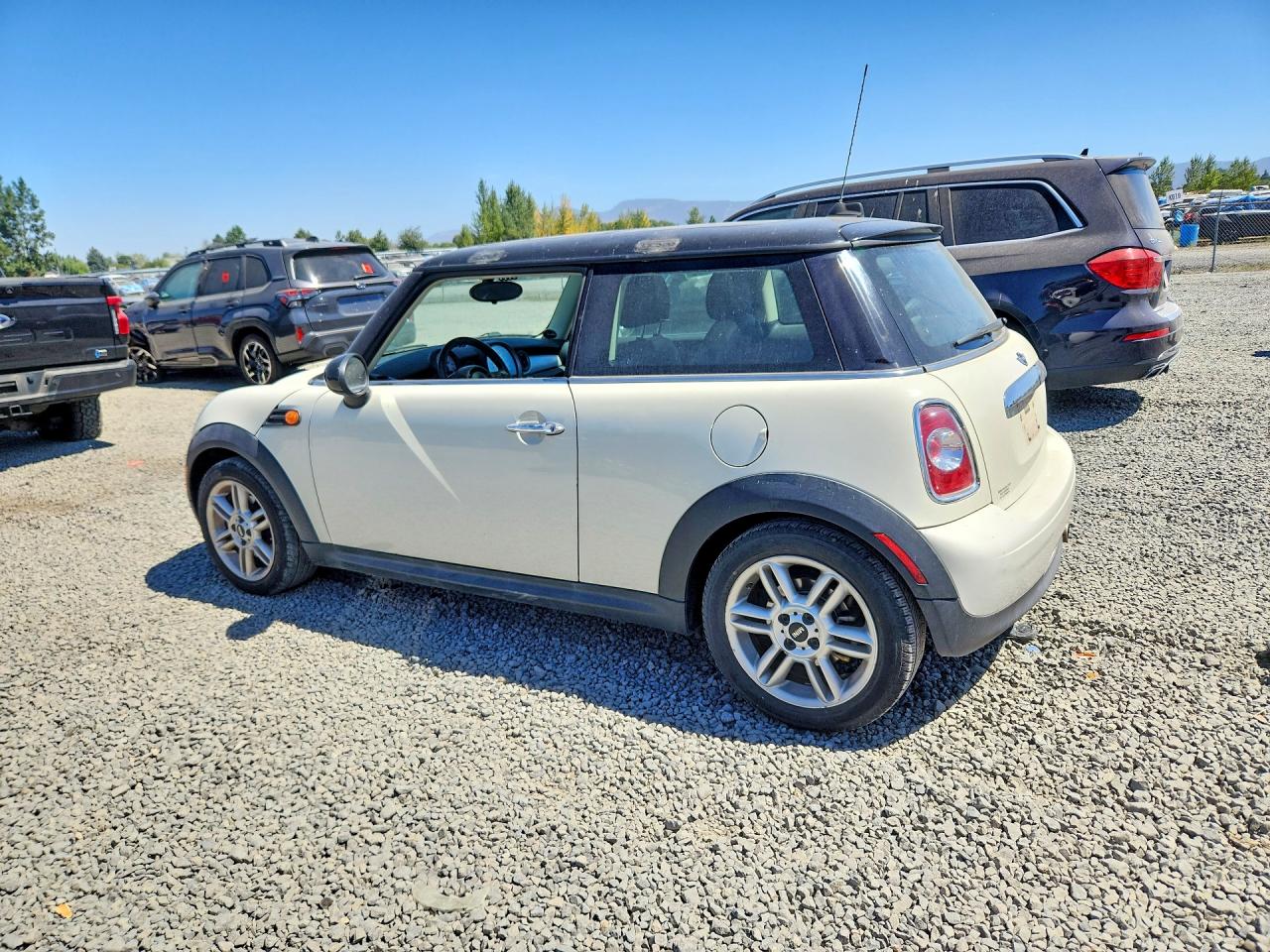 2011 Mini Cooper White vin: WMWSU3C58BT183913