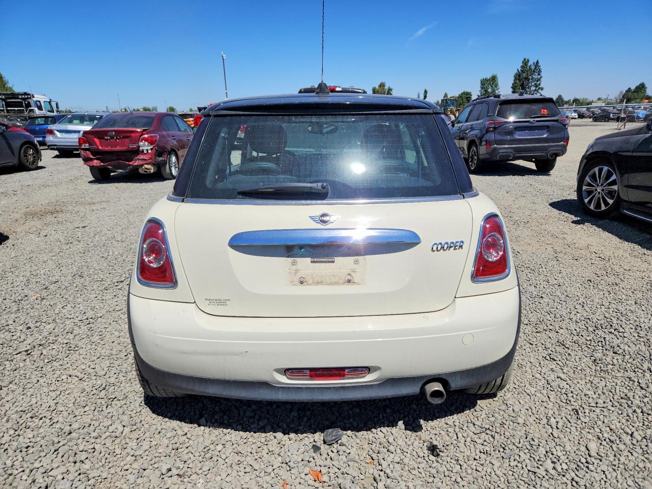 2011 Mini Cooper White vin: WMWSU3C58BT183913