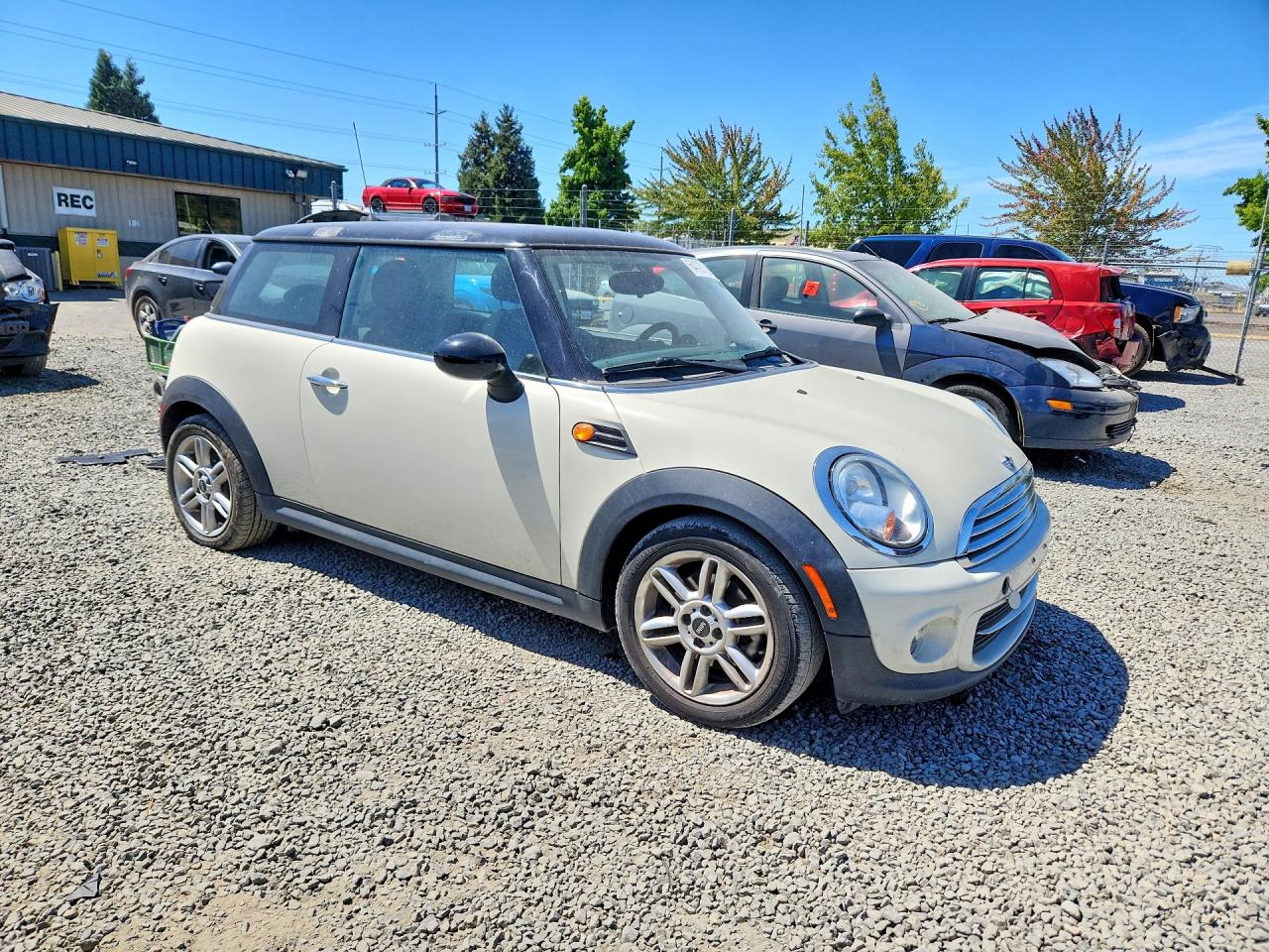 2011 Mini Cooper White vin: WMWSU3C58BT183913