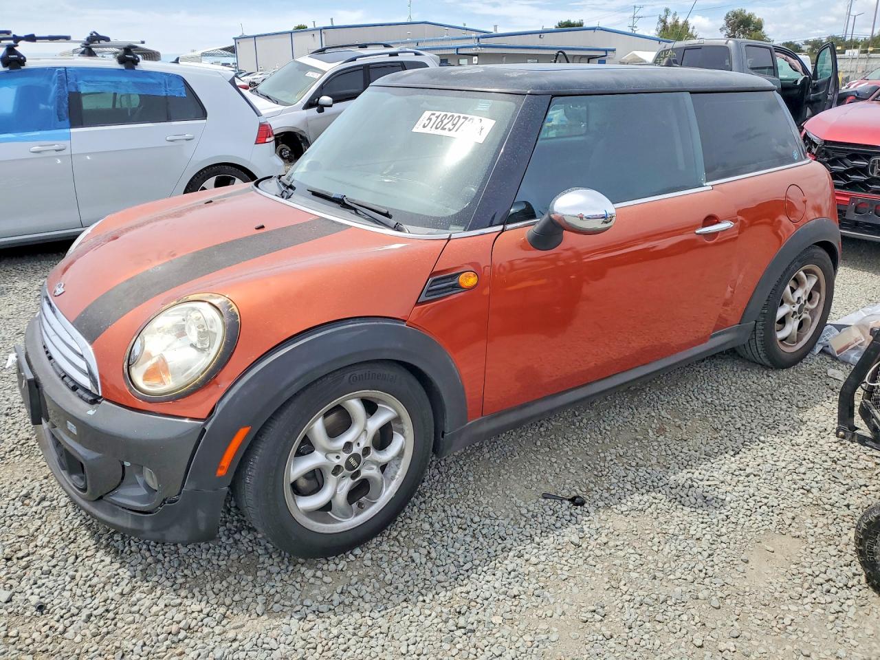 2011 Mini Cooper Оранжевый vin: WMWSU3C58BTX96176