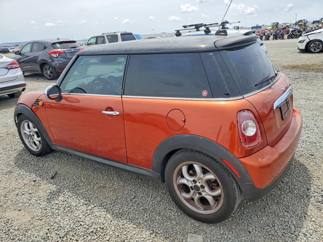 2011 Mini Cooper Оранжевый vin: WMWSU3C58BTX96176