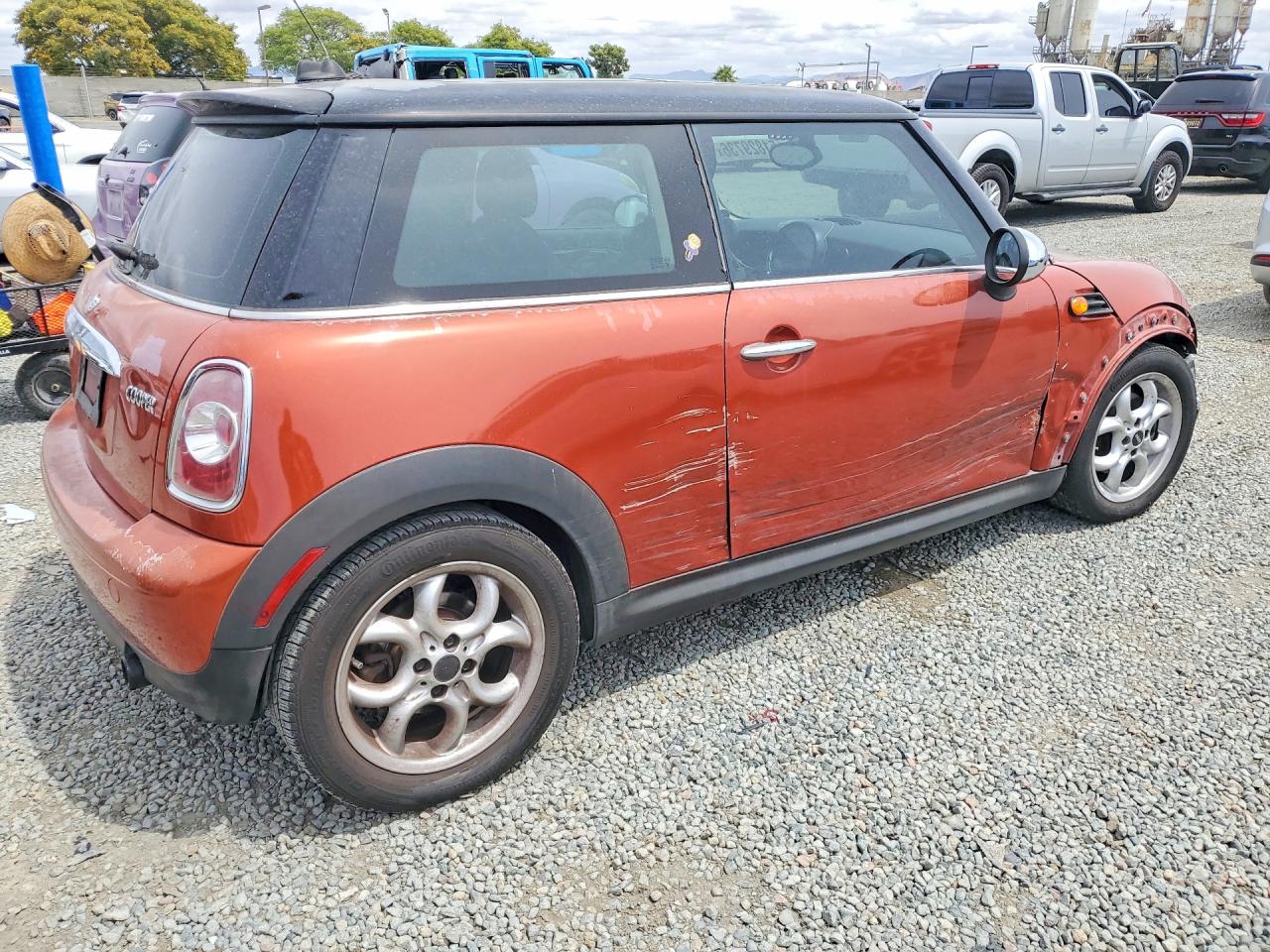 2011 Mini Cooper Оранжевый vin: WMWSU3C58BTX96176