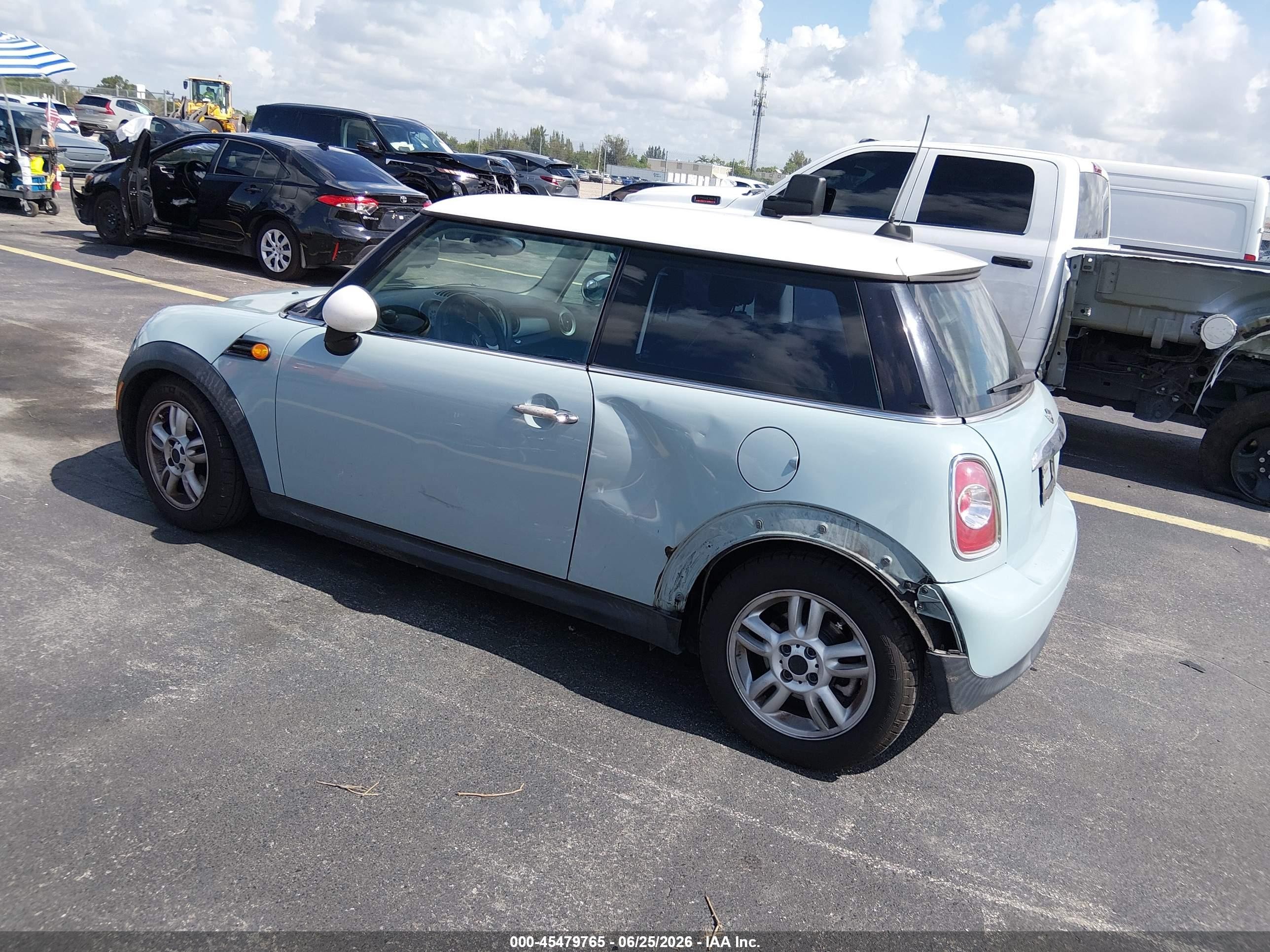 2013 Mini Hardtop Cooper Blue vin: WMWSU3C58DT686926
