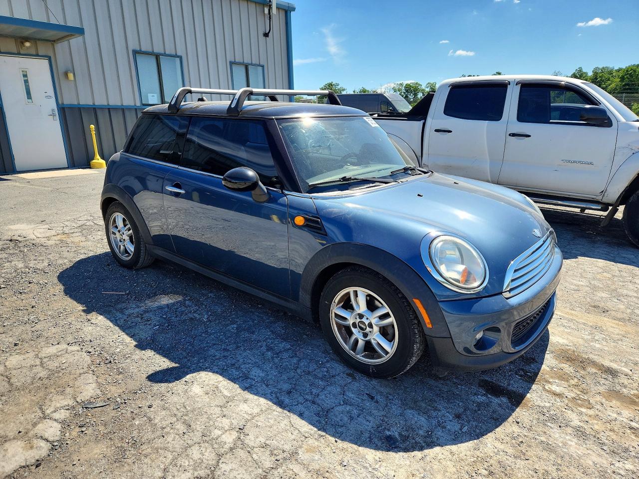 2011 Mini Cooper Blue vin: WMWSU3C59BT096957