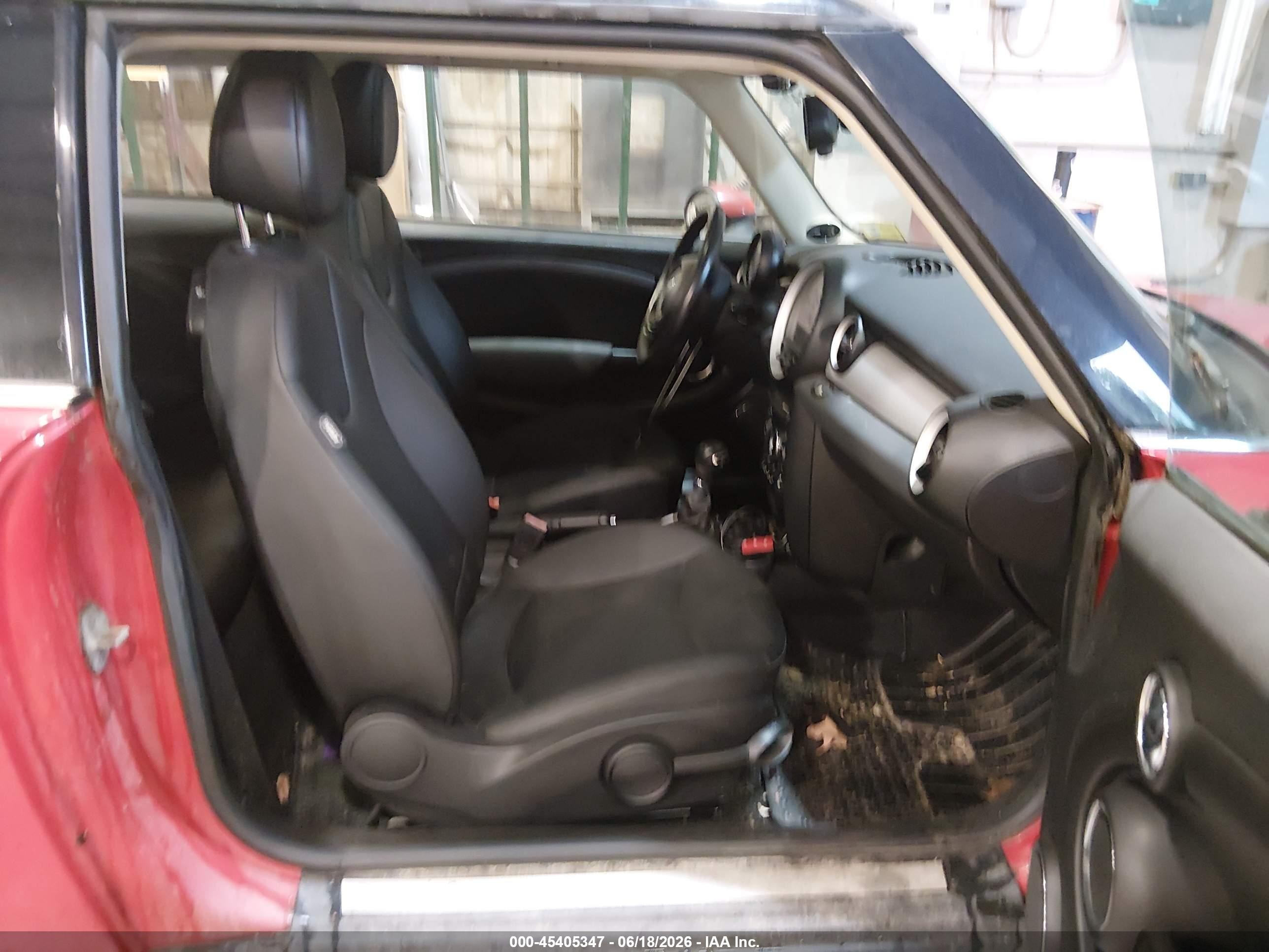 2011 Mini Cooper Red vin: WMWSU3C5XBT094344