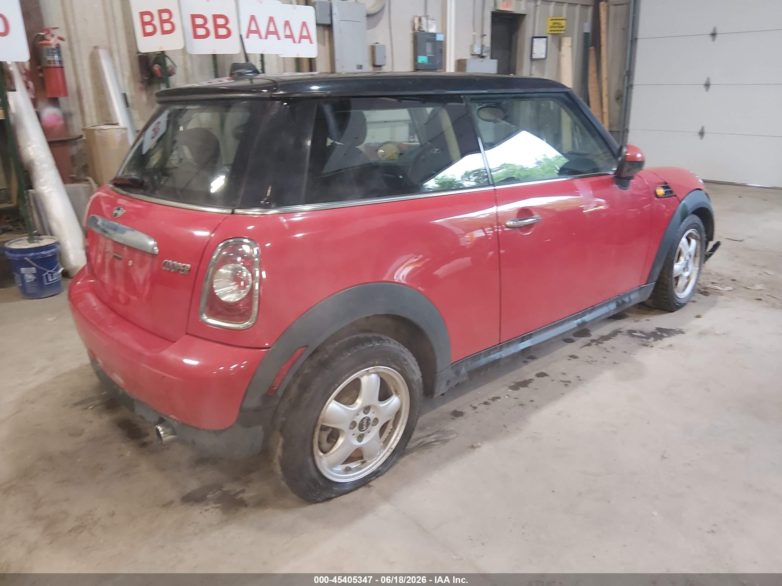 2011 Mini Cooper Red vin: WMWSU3C5XBT094344