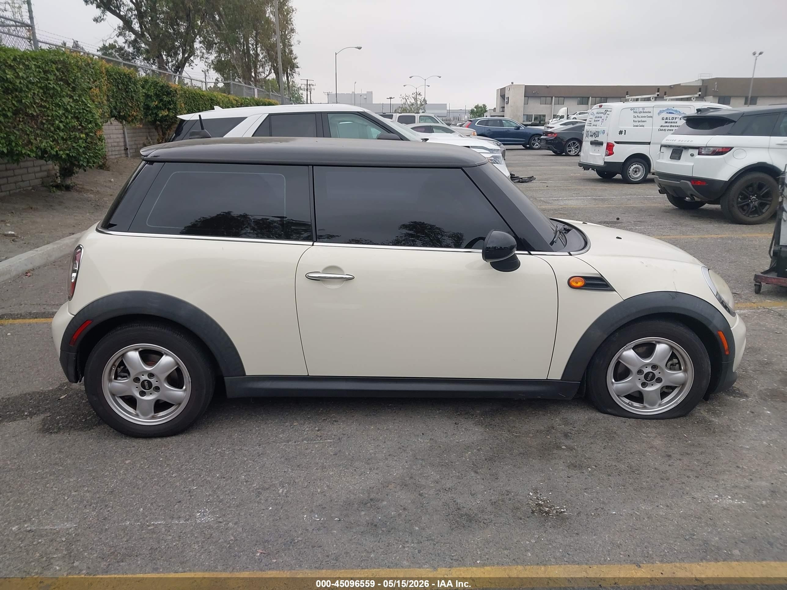 2011 Mini Cooper   White vin: WMWSU3C5XBT099415