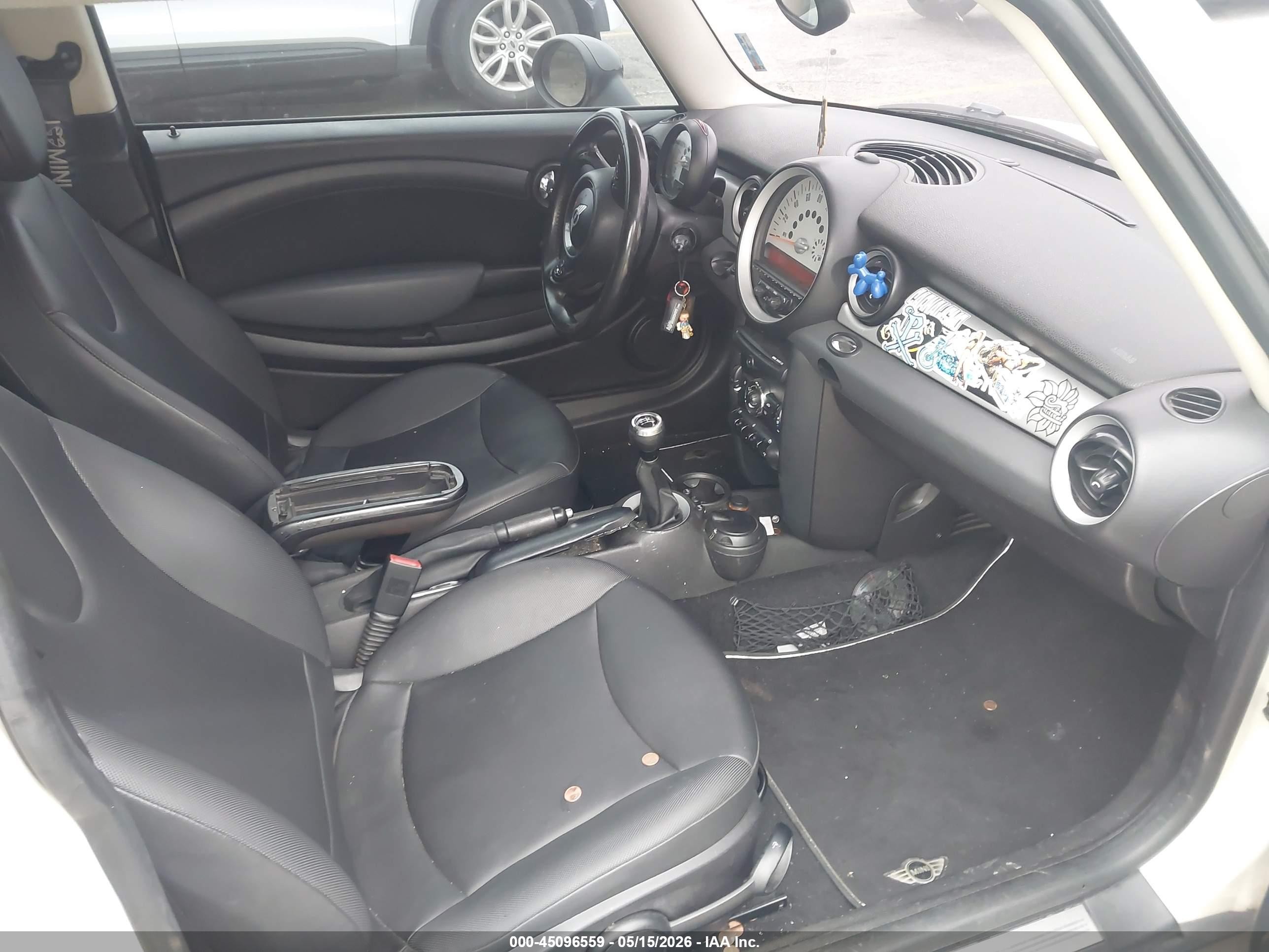 2011 Mini Cooper   White vin: WMWSU3C5XBT099415