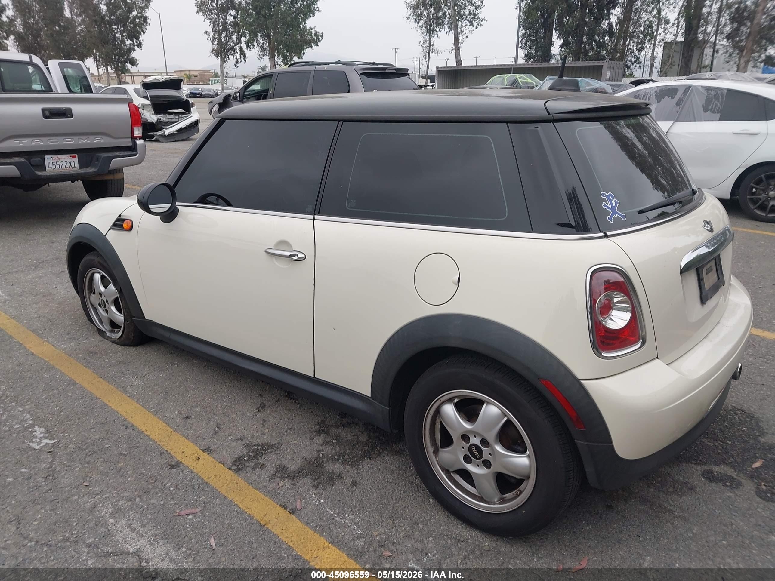 2011 Mini Cooper   White vin: WMWSU3C5XBT099415