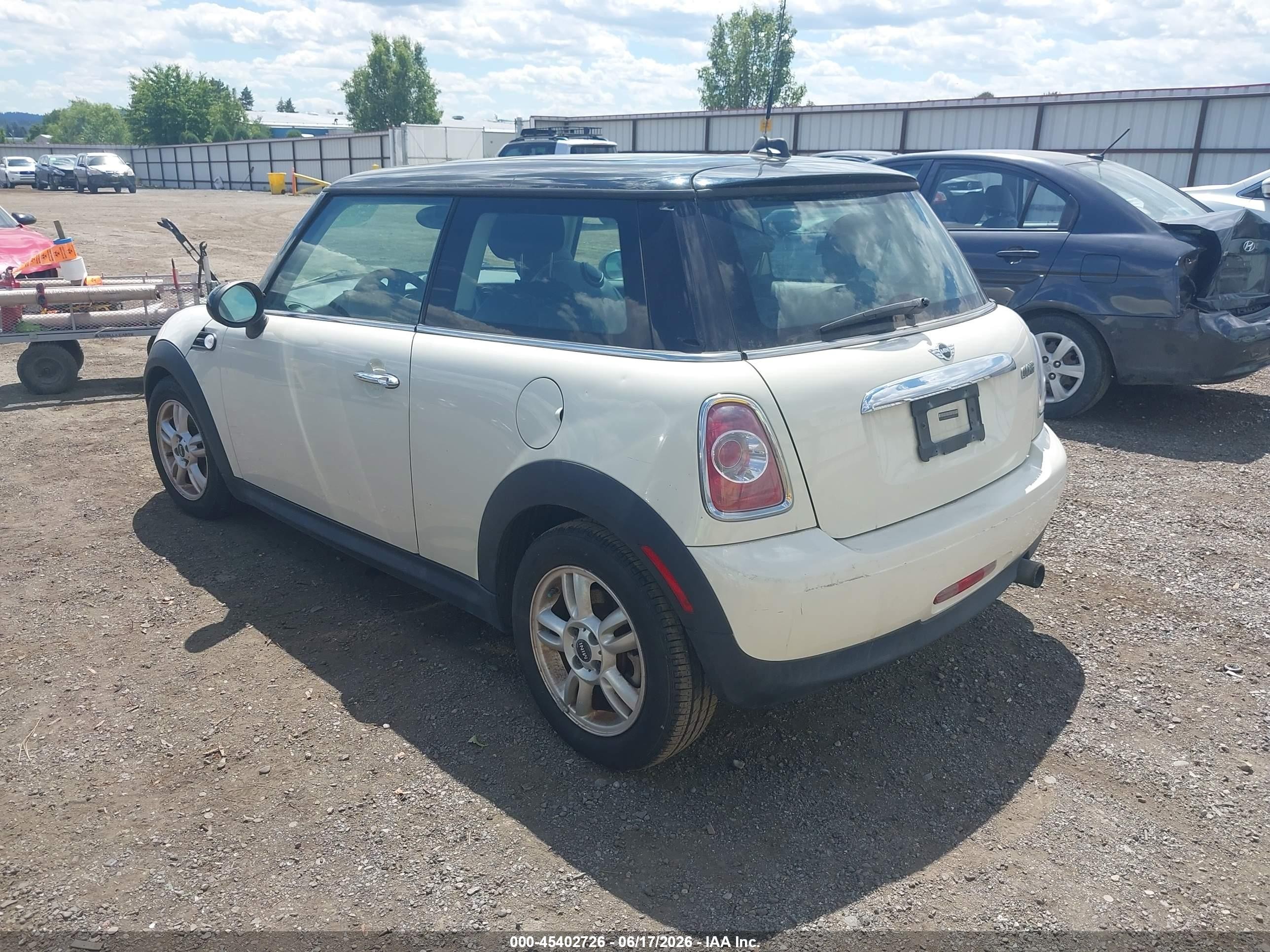 2012 Mini Cooper White vin: WMWSU3C5XCT263781