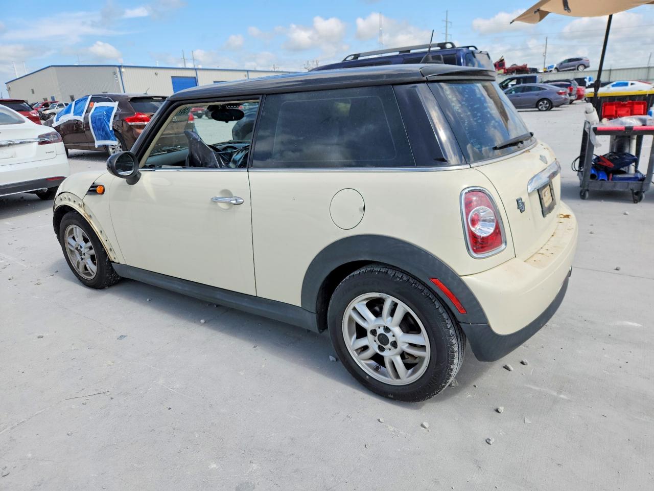 2013 Mini Cooper Cream vin: WMWSU3C5XDT549518