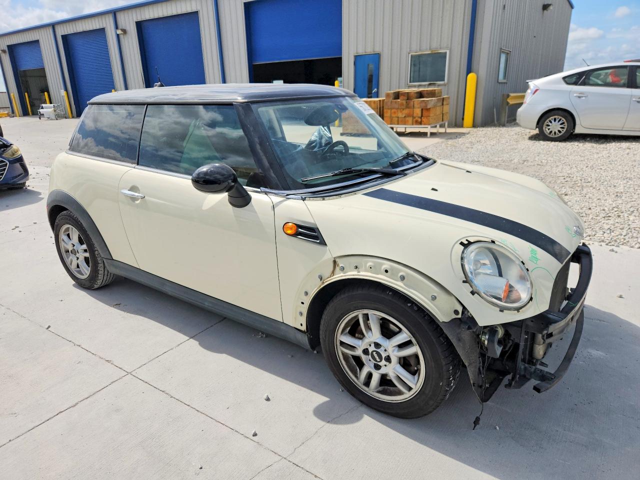 2013 Mini Cooper Cream vin: WMWSU3C5XDT549518