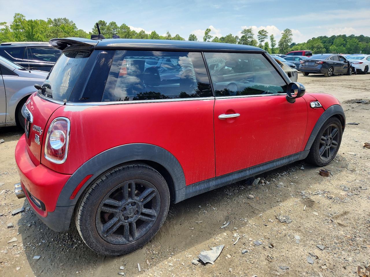 2011 Mini Cooper S Red vin: WMWSV3C50BTY25229