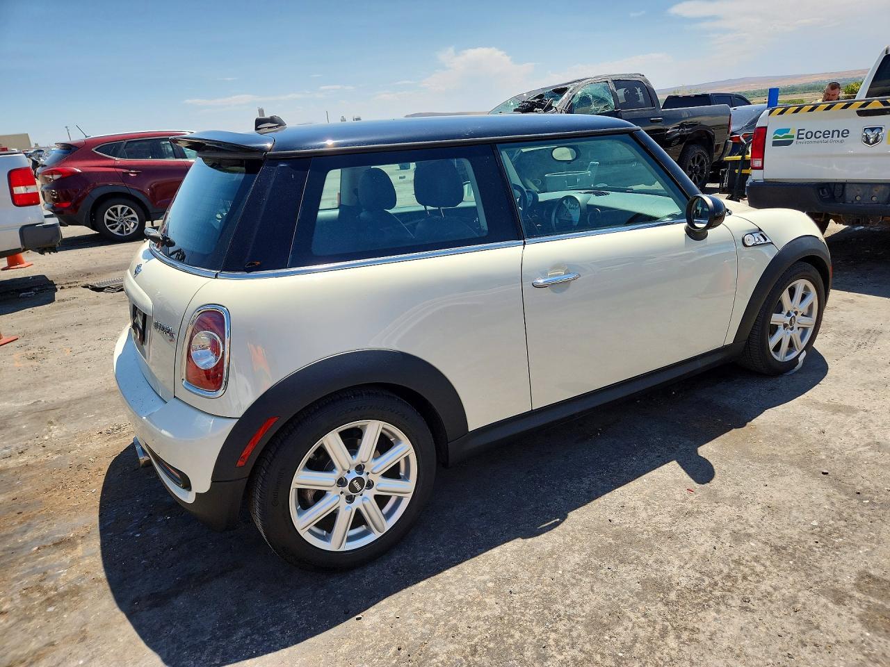 2011 Mini Cooper S White vin: WMWSV3C52BTY23076