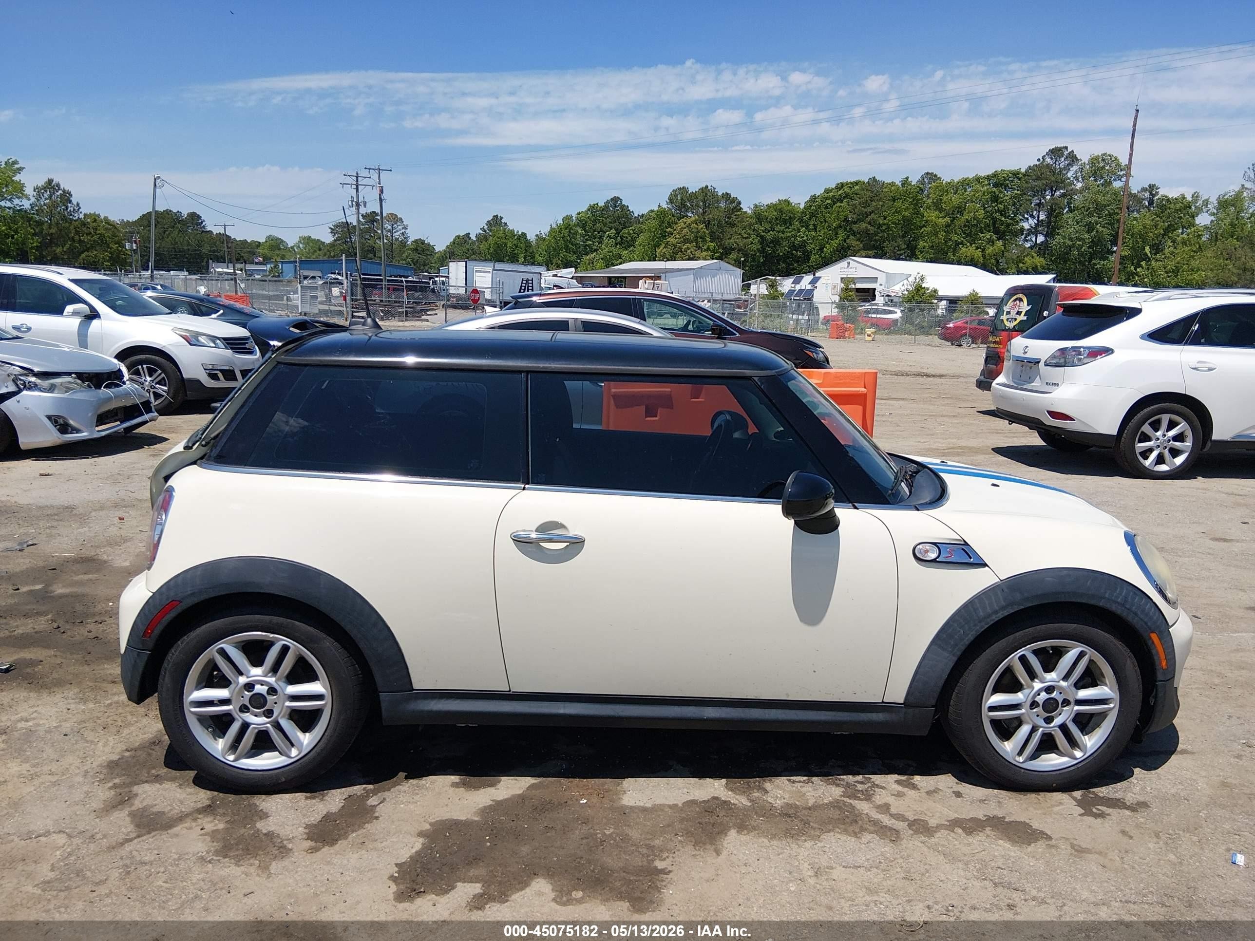 2011 Mini Cooper S   White vin: WMWSV3C52BTY23241