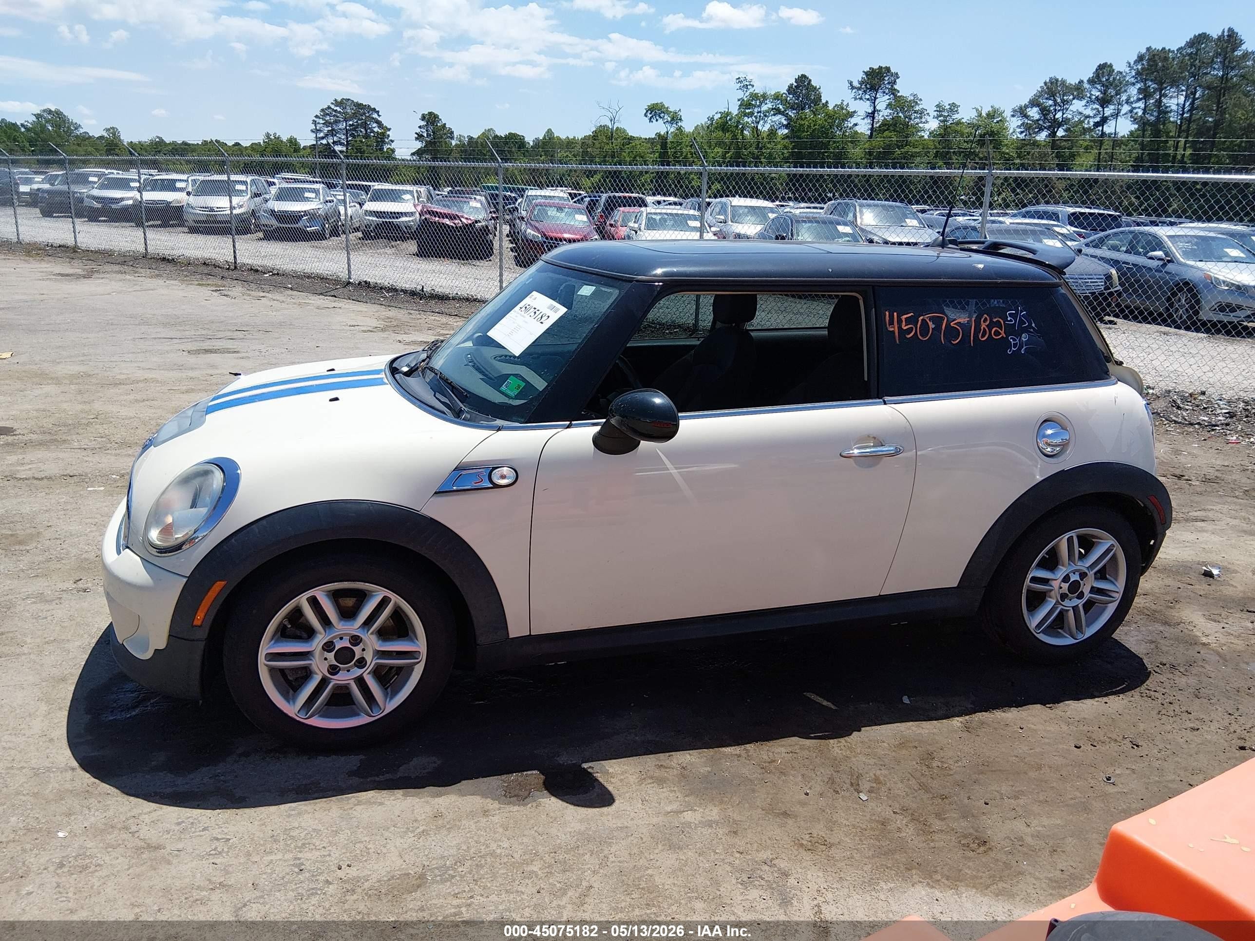 2011 Mini Cooper S   White vin: WMWSV3C52BTY23241