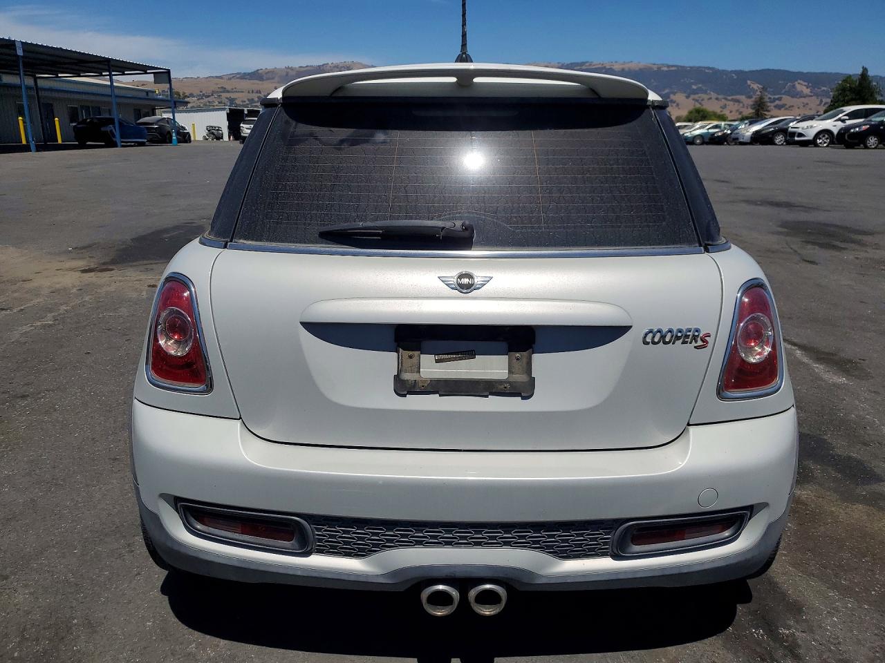 2011 Mini Cooper S White vin: WMWSV3C54BTY11978