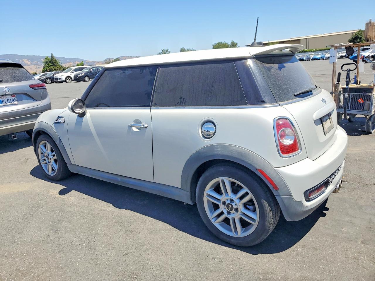 2011 Mini Cooper S White vin: WMWSV3C54BTY11978