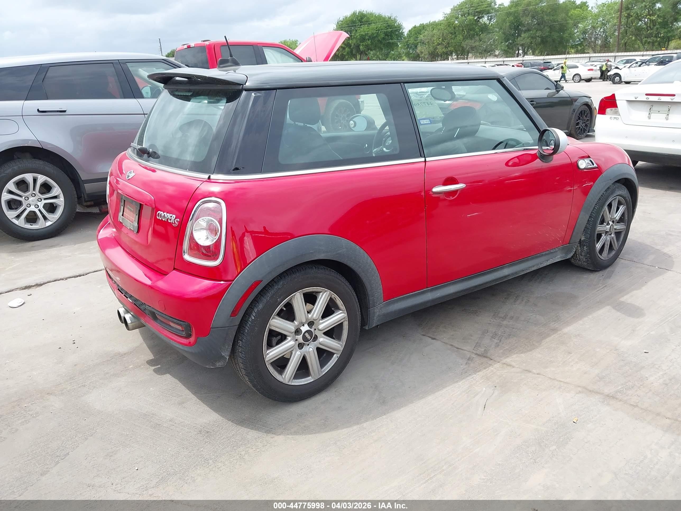 2011 Mini Cooper S   Красный vin: WMWSV3C54BTY24844