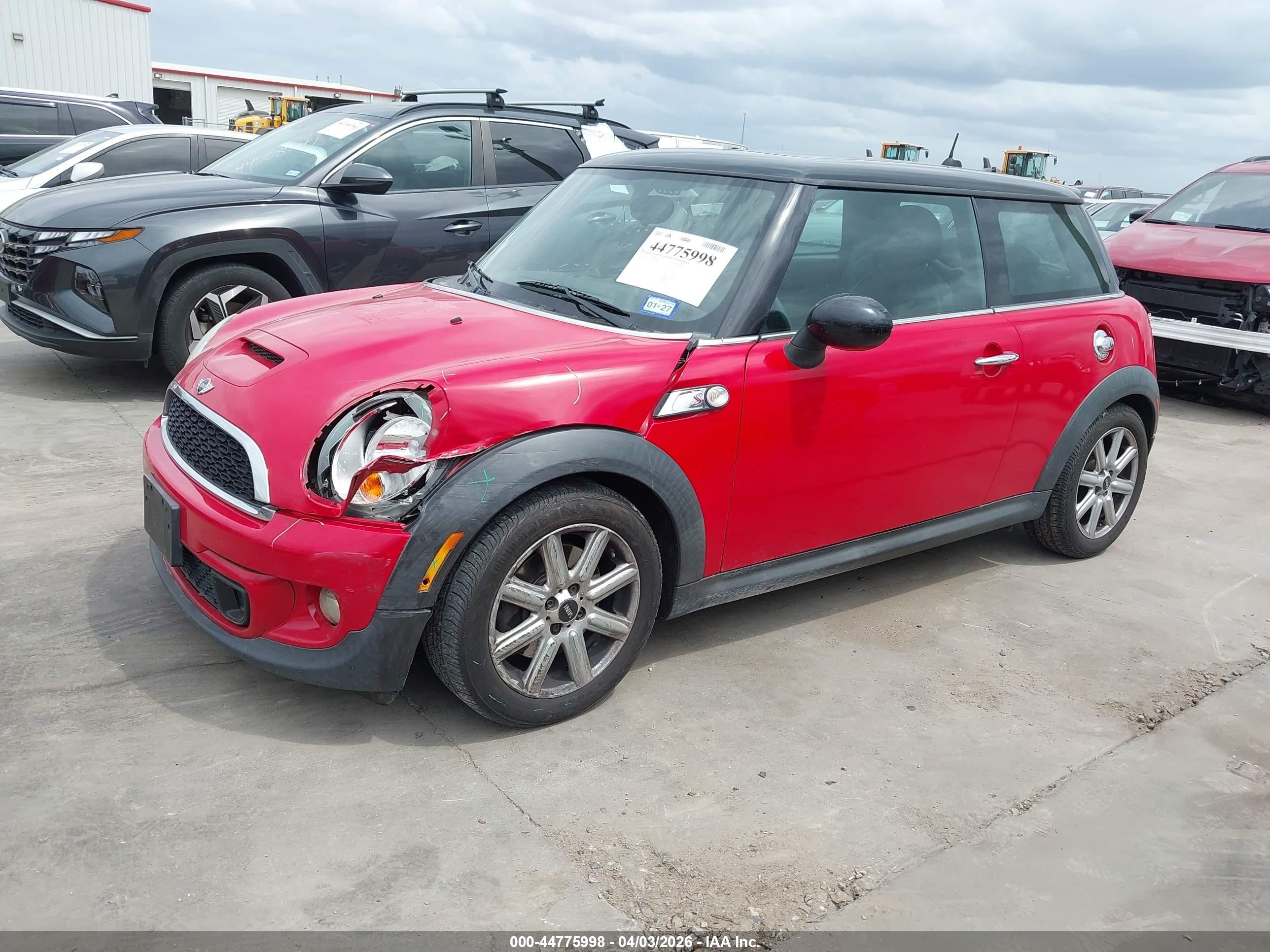 2011 Mini Cooper S   Красный vin: WMWSV3C54BTY24844