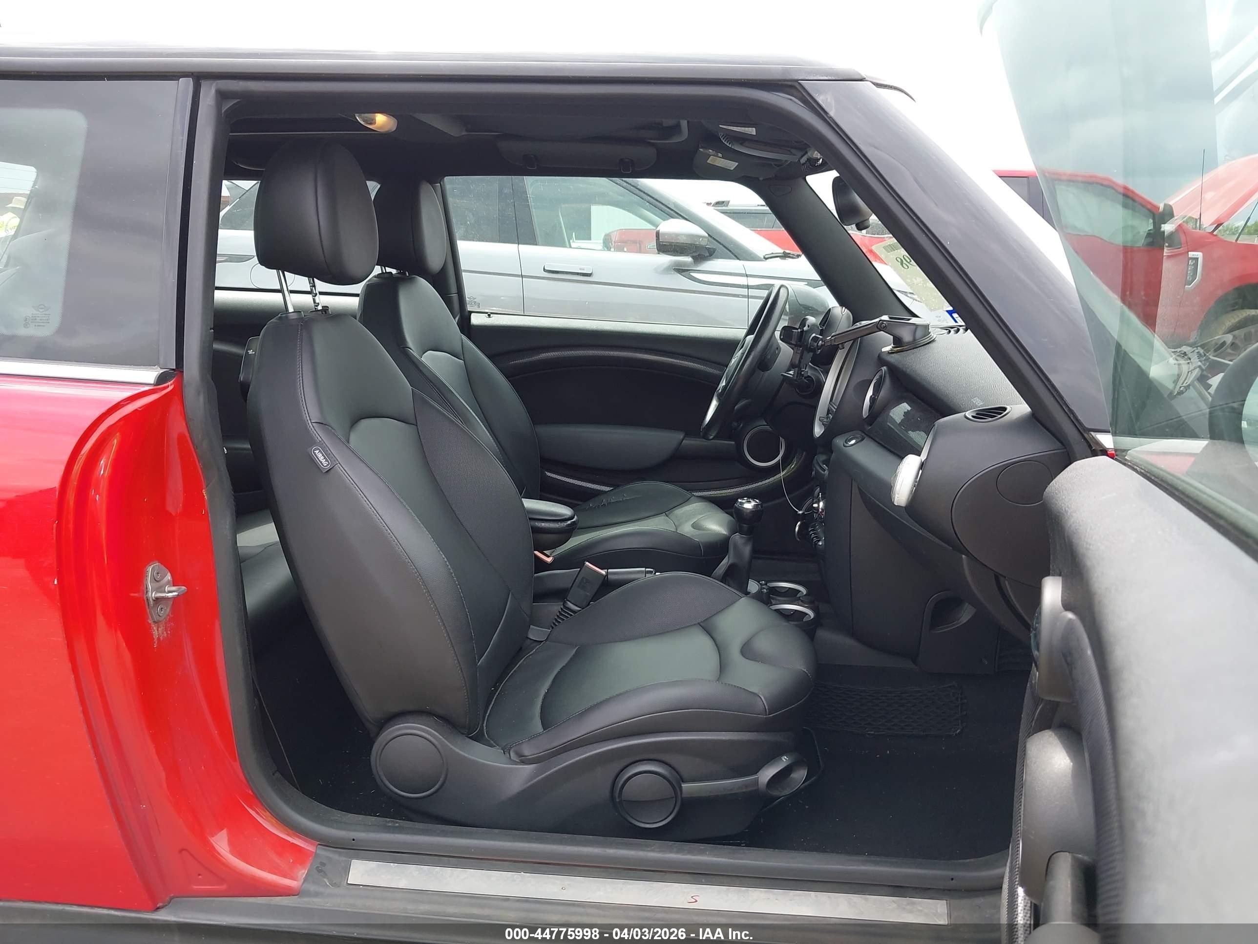 2011 Mini Cooper S   Красный vin: WMWSV3C54BTY24844