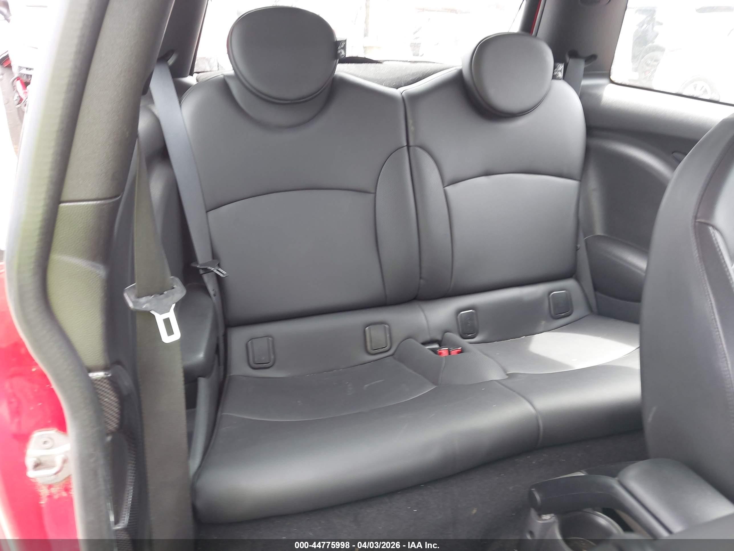 2011 Mini Cooper S   Красный vin: WMWSV3C54BTY24844