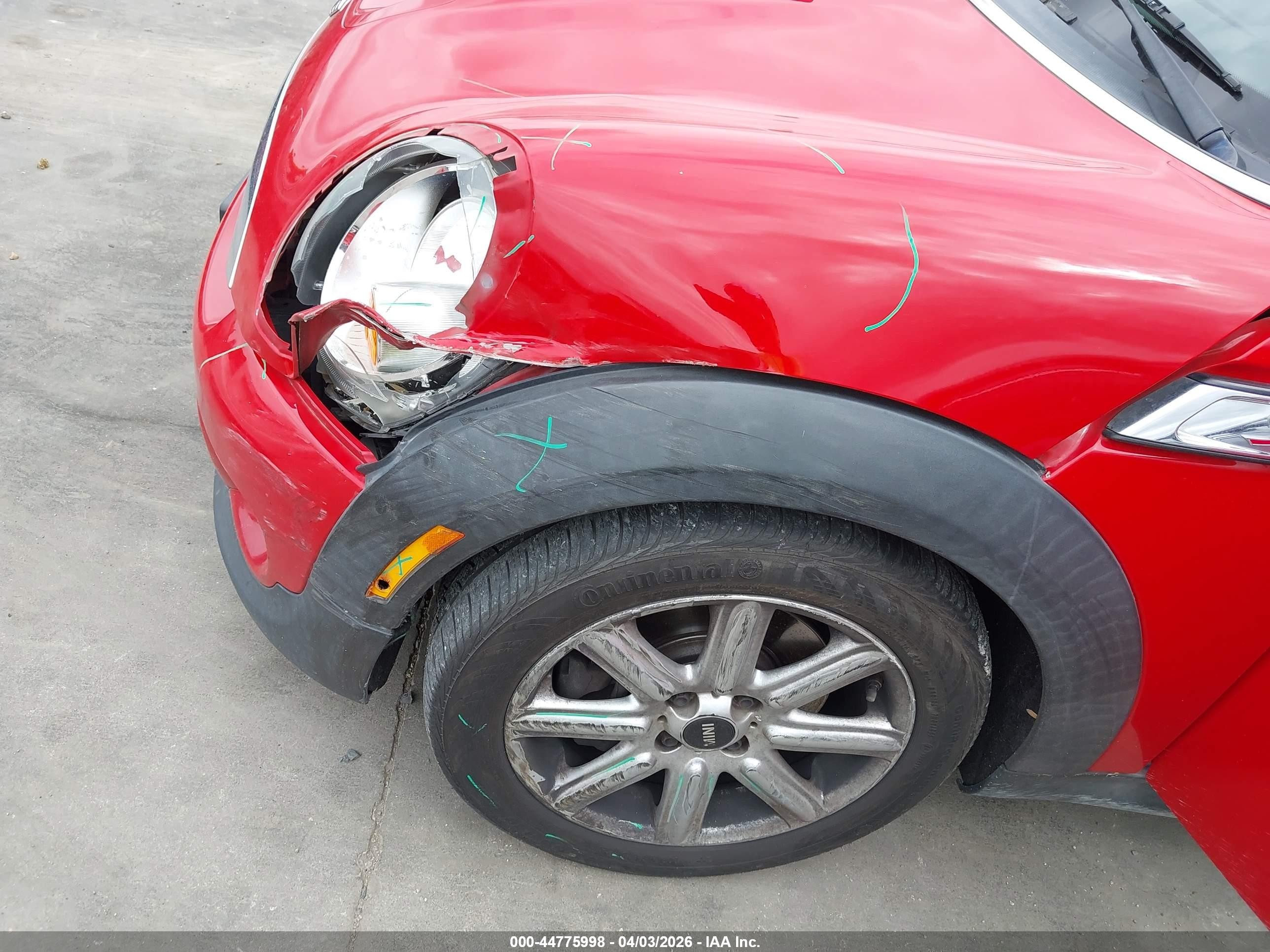 2011 Mini Cooper S   Красный vin: WMWSV3C54BTY24844