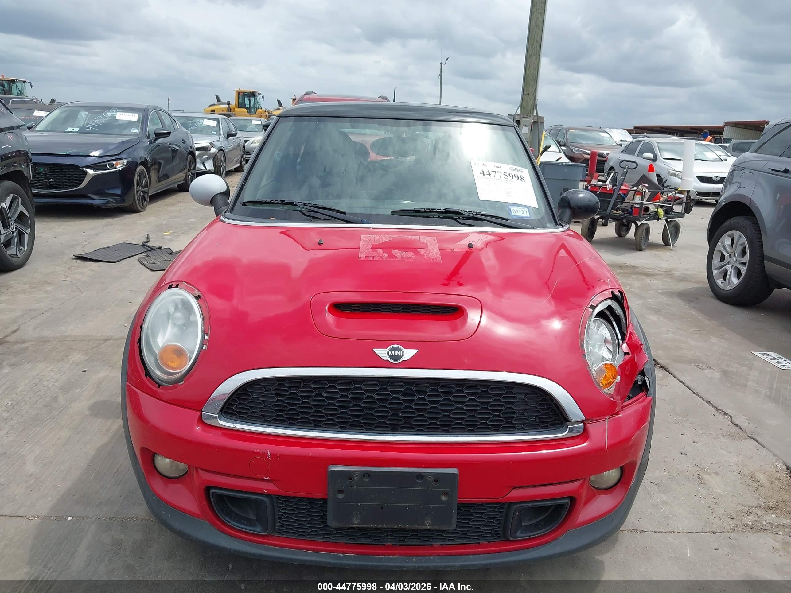 2011 Mini Cooper S   Красный vin: WMWSV3C54BTY24844