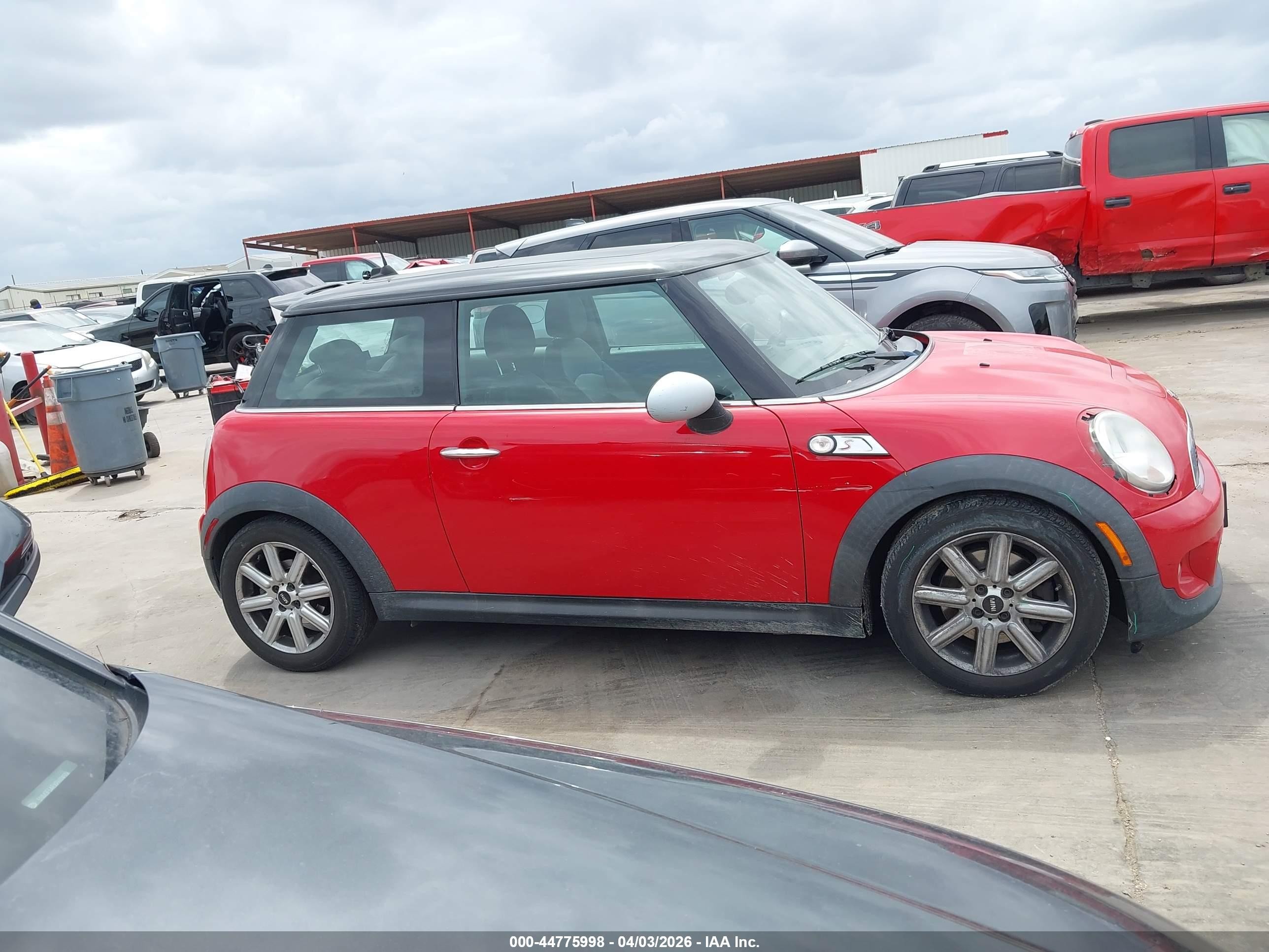 2011 Mini Cooper S   Красный vin: WMWSV3C54BTY24844