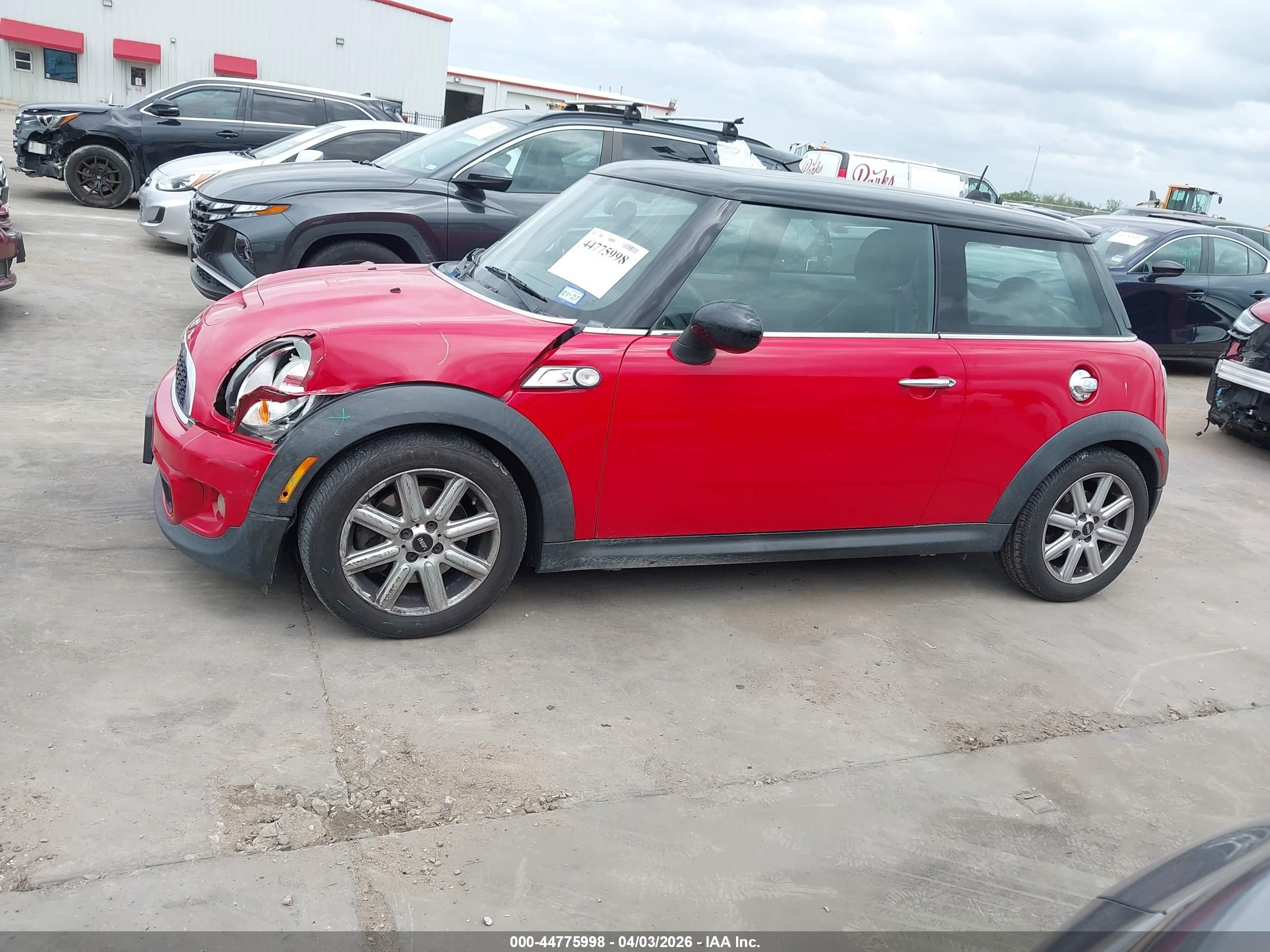 2011 Mini Cooper S   Красный vin: WMWSV3C54BTY24844