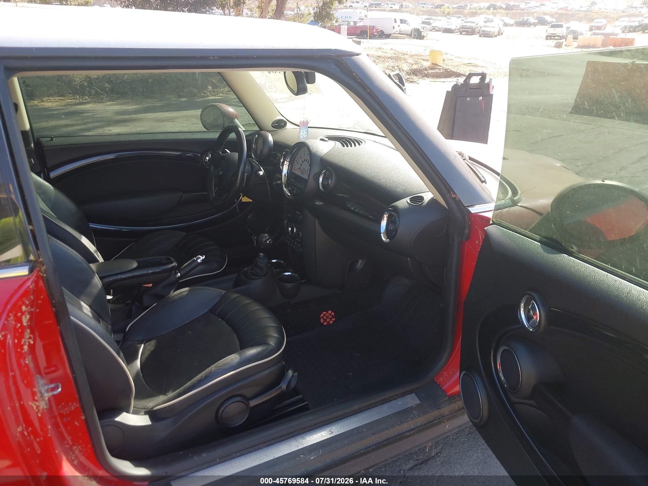 2011 Mini Cooper S   Red vin: WMWSV3C55BTY10774